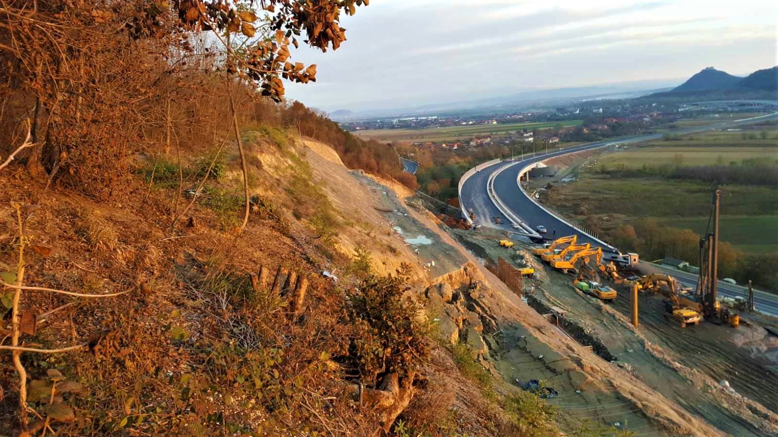 Autostrada A1 Lugoj-Deva, ruptă de o alunecare de teren. Cum arată locul dezastrului