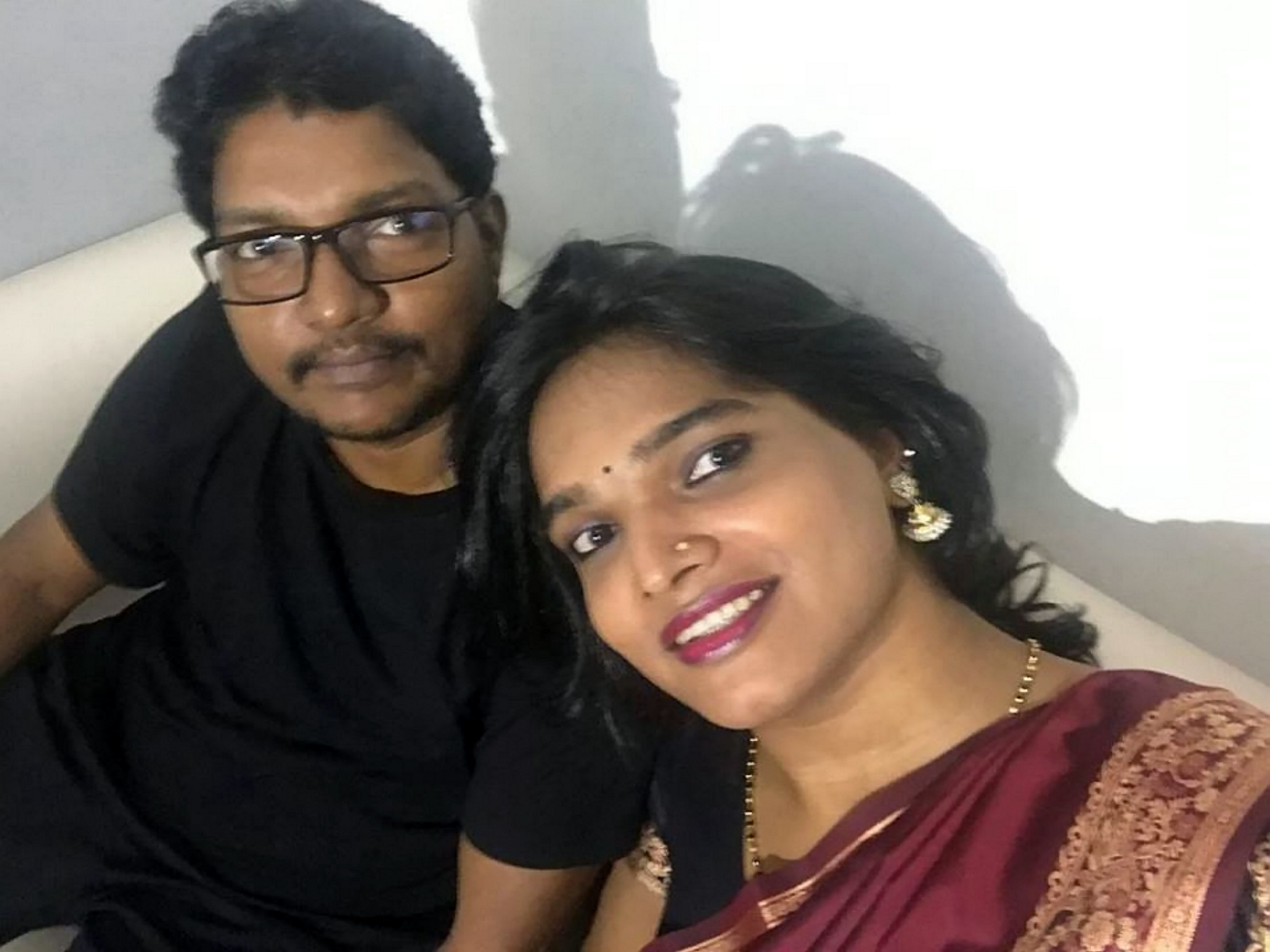 FOTO| În India, o femeie care a fost bărbat se căsătorește cu un bărbat care a fost femeie