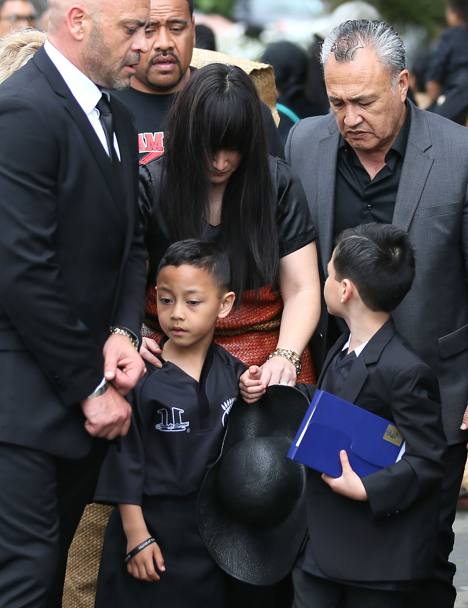 Imagini cutremurătoare de la căpătâiul lui Johan Lomu, decedat la doar 40 de ani! Copiii fostului star au purtat la ceremonie tricouri cu numărul 11 / GALERIE FOTO