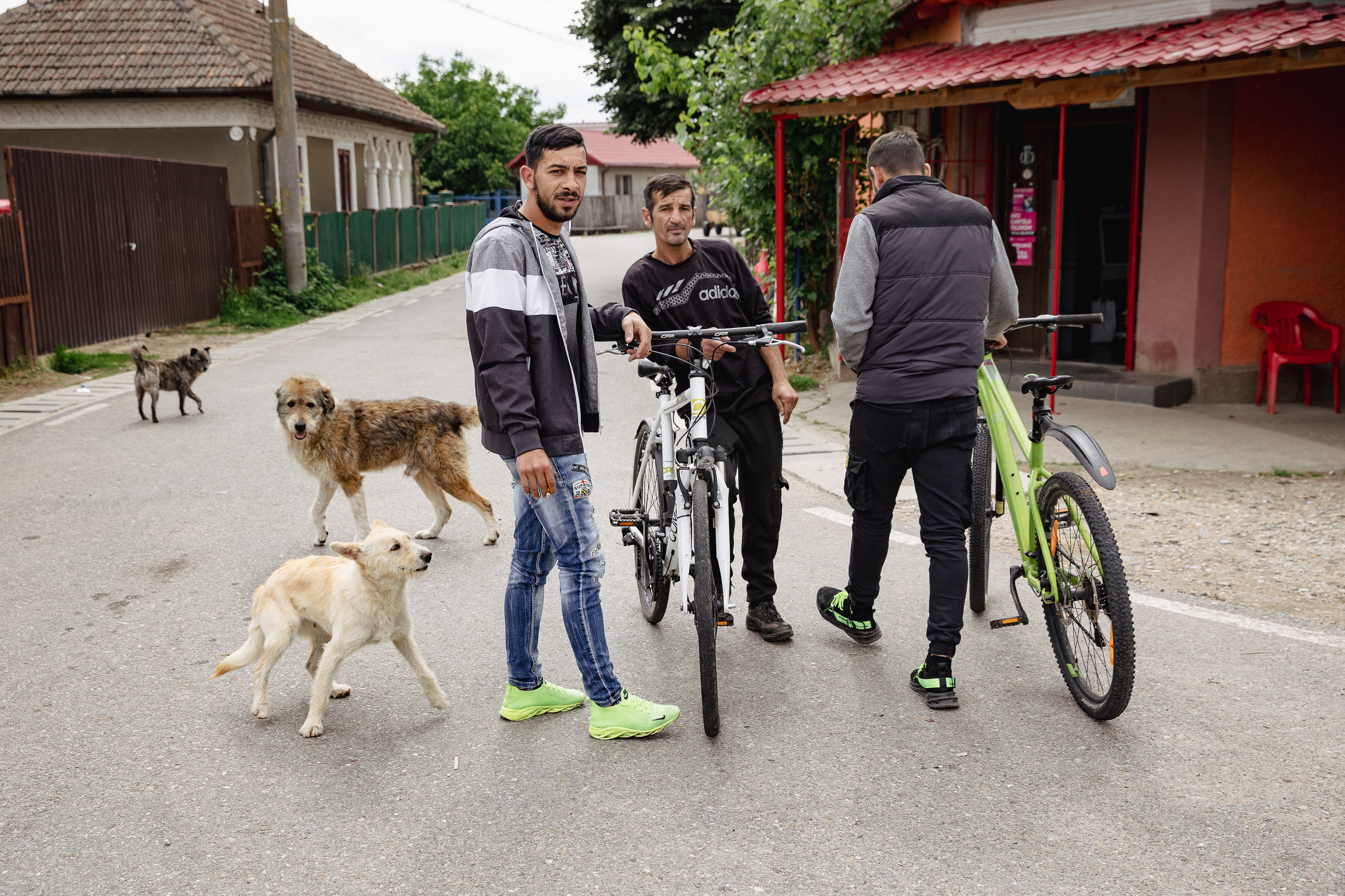 REPORTAJ | Pulsul campaniei în comuna din Mehedinți unde doi foști soți candidează la primărie: „Să mai conducă și muierile! Că poate mai țin și cu muierile! Că oamenii nu țin decât cu oamenii!”