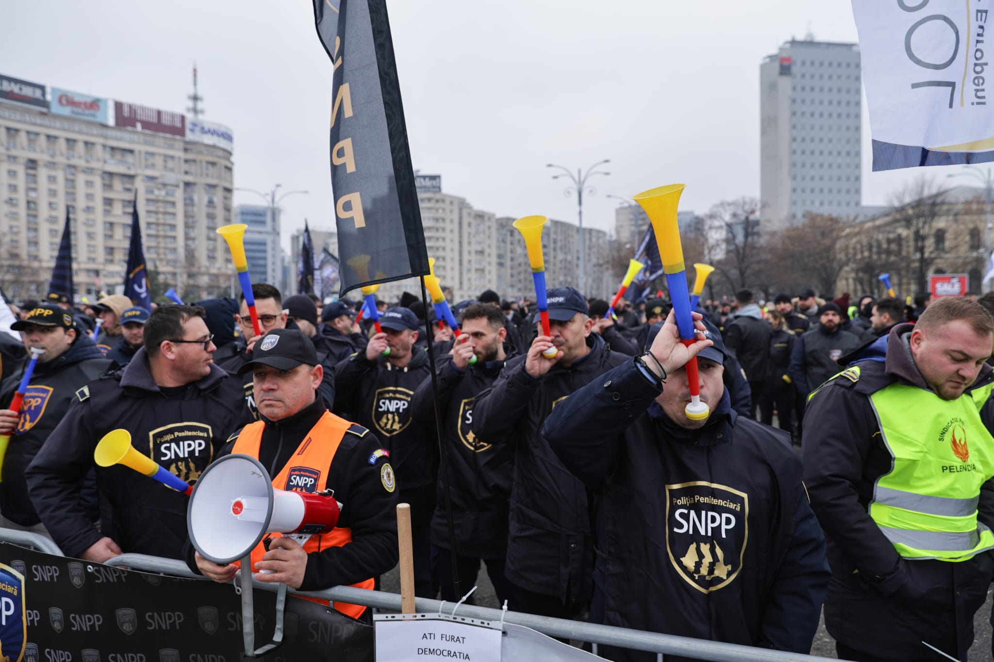Protest în Piața Victoriei al sindicatelor din penitenciare faţă de Ordonanţa „trenuleţ”: „Guvernul nu îngheaţă salariile, ci le taie”