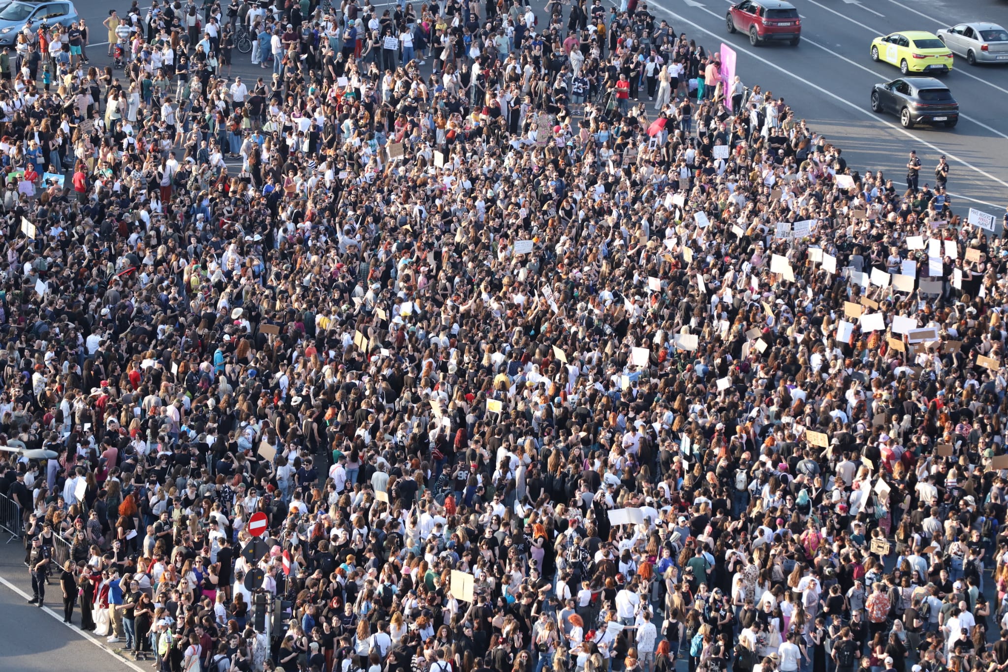 Miting de solidaritate cu femeile victime ale abuzului, în faţa Guvernului, după uciderea Teodorei Marcu. Peste 3.000 de persoane la protest