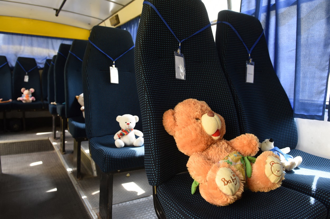 „Excursia care nu va avea loc niciodată”. Memorial cu autobuze școlare goale, în centrul Liovului, pentru cei 243 de copii uciși în război