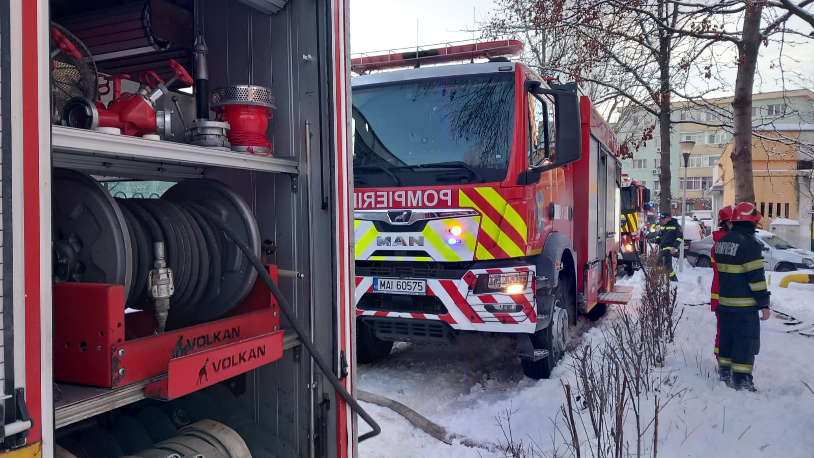 O femeie s-a aruncat de la etaj cu copilul de 5 luni în brațe, după ce apartamentul lor din Iași a luat foc