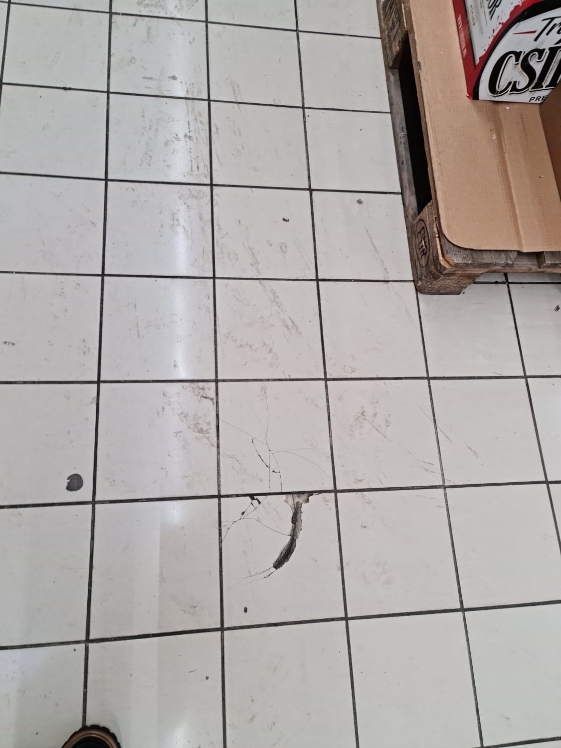 Supermarketul La Cocoş din București, amendat cu 20.000 de lei şi închis de ANPC