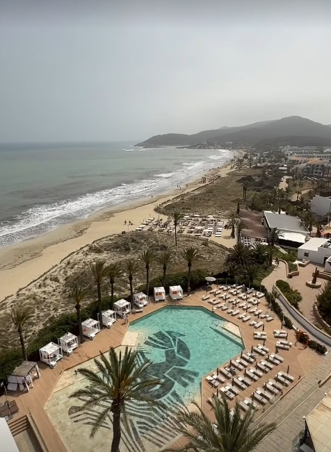 Imagini din vacanța lui Cătălin Botezatu. Unde se relaxează creatorul de modă, care nu apare alături de noua iubită: „În sfârșit”