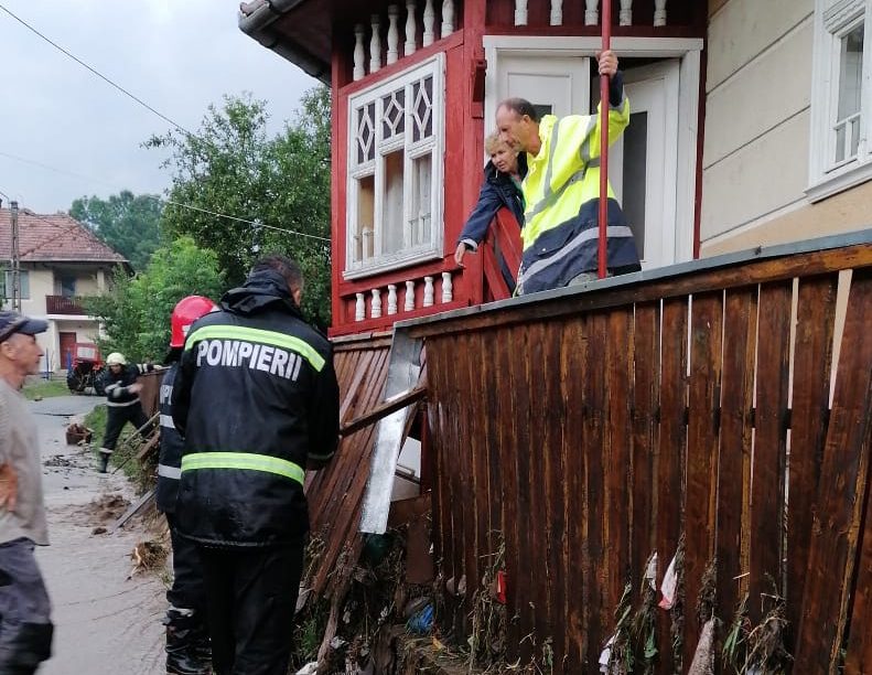 Inundații puternice în Alba, oamenii s-au refugiat în podul casei. Un șofer din Cluj a fost prins de viitură