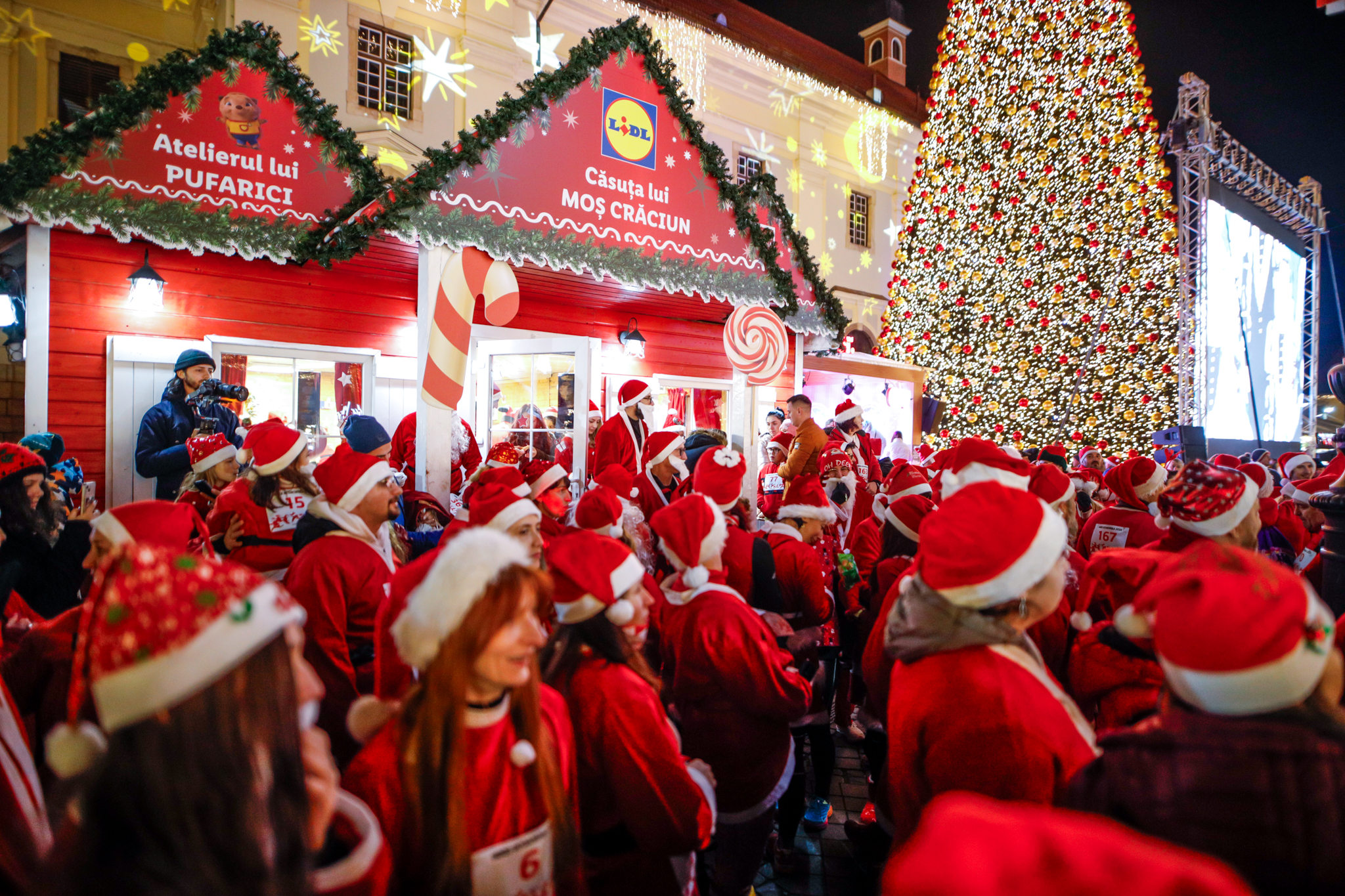 Târgul de Crăciun Sibiu 2025. Peste 100 de căsuțe cu delicii gastronomice, o roată panoramică de 22 de metri și Atelierul lui Moș Crăciun vă așteaptă în centrul orașului