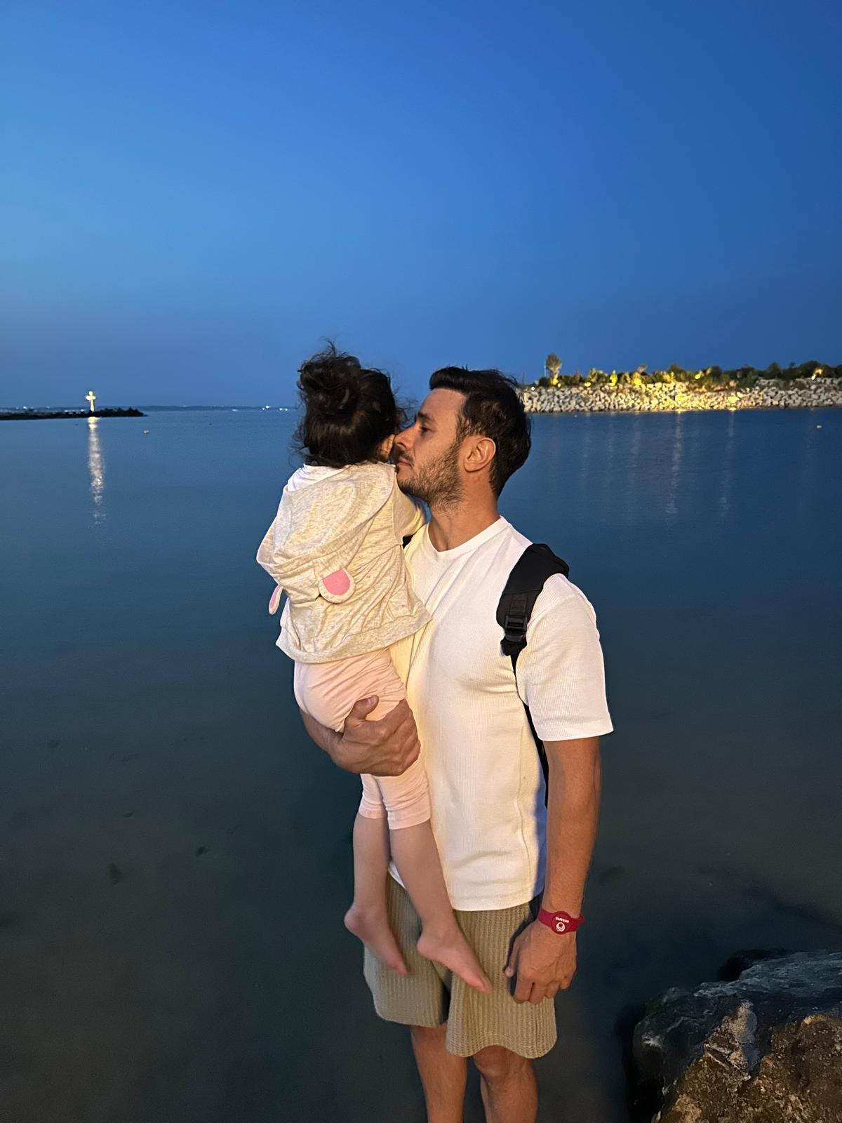 Imagini cu fetița lui Dima Trofim, actorul din „Iubire cu parfum de lavandă”. Unde au făcut vacanța vara aceasta