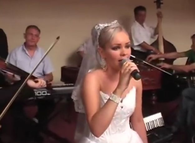 Incredibil cum arăta Maria Constantin la prima sa nuntă. Cum a fost fotografiată pe uliță și gestul aducător de ghinion pe care l-a făcut | FOTO