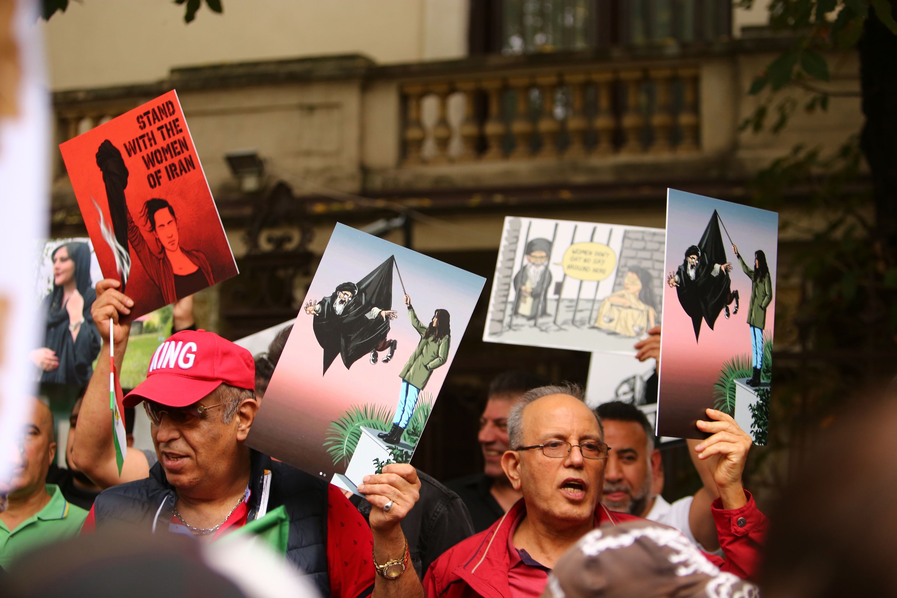 Protest de solidaritate cu femeile din Iran, în Bucureşti: „Mahsa Amini, moartea ta nu trebuie uitată!"