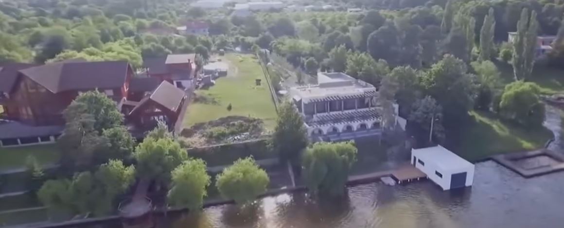 Imagini cu vila din Snagov a Ioanei Băsescu. Are piscină, ponton și garaj privat pentru șalupe