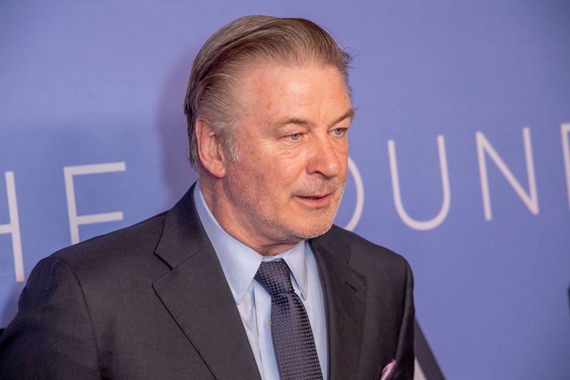 Primele imagini cu Alec Baldwin după ce a intrat cu mașina într-un copac. Cine se afla alături de el
