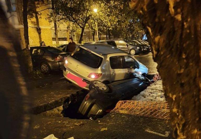 Accident uluitor în București | Două mașini au căzut într-o groapă săpată de RADET