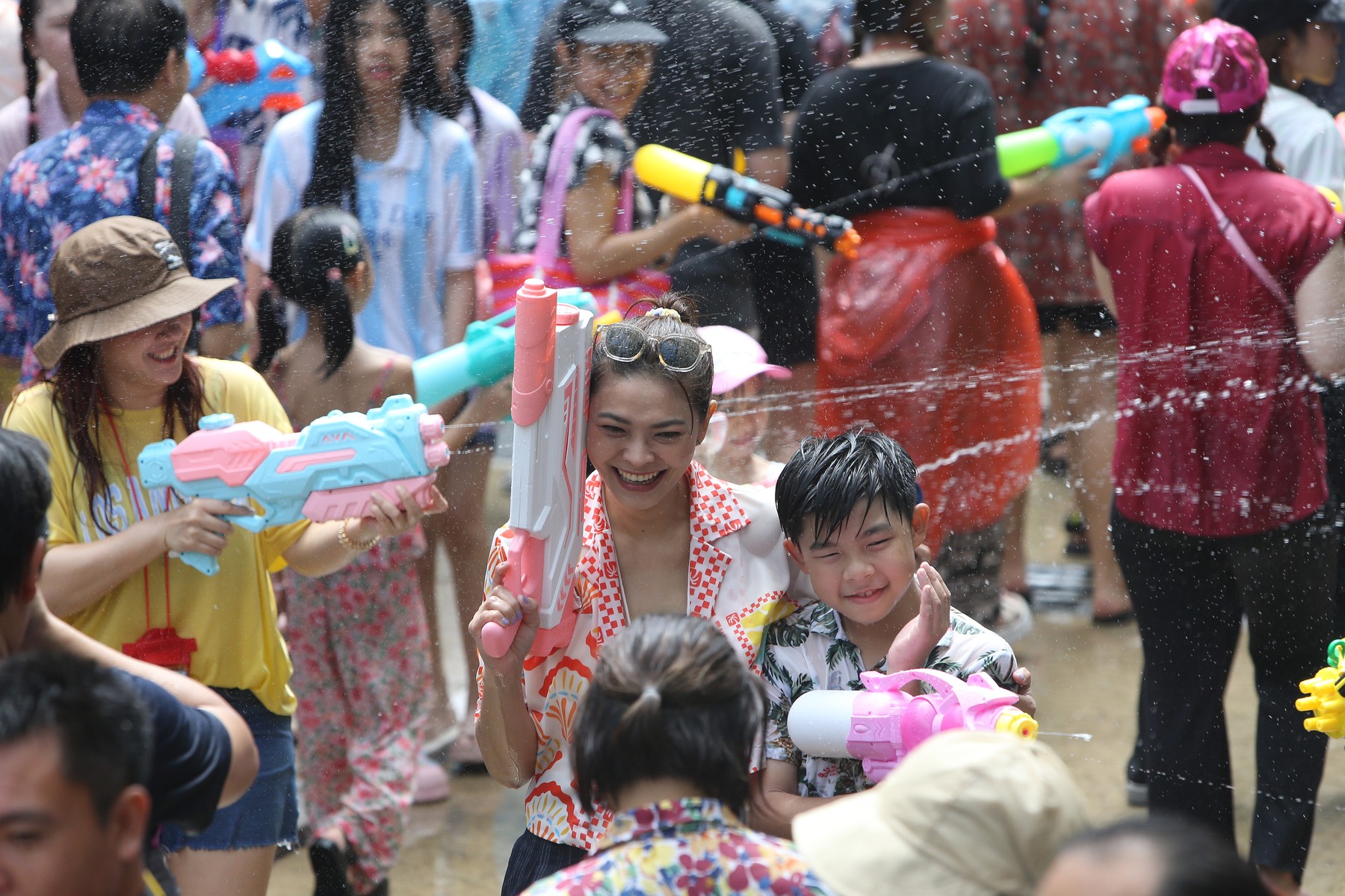 Imagini de la cea mai mare bătaie cu apă din lume, de Anul Nou thailandez. Ce semnifică Festivalul Songkran