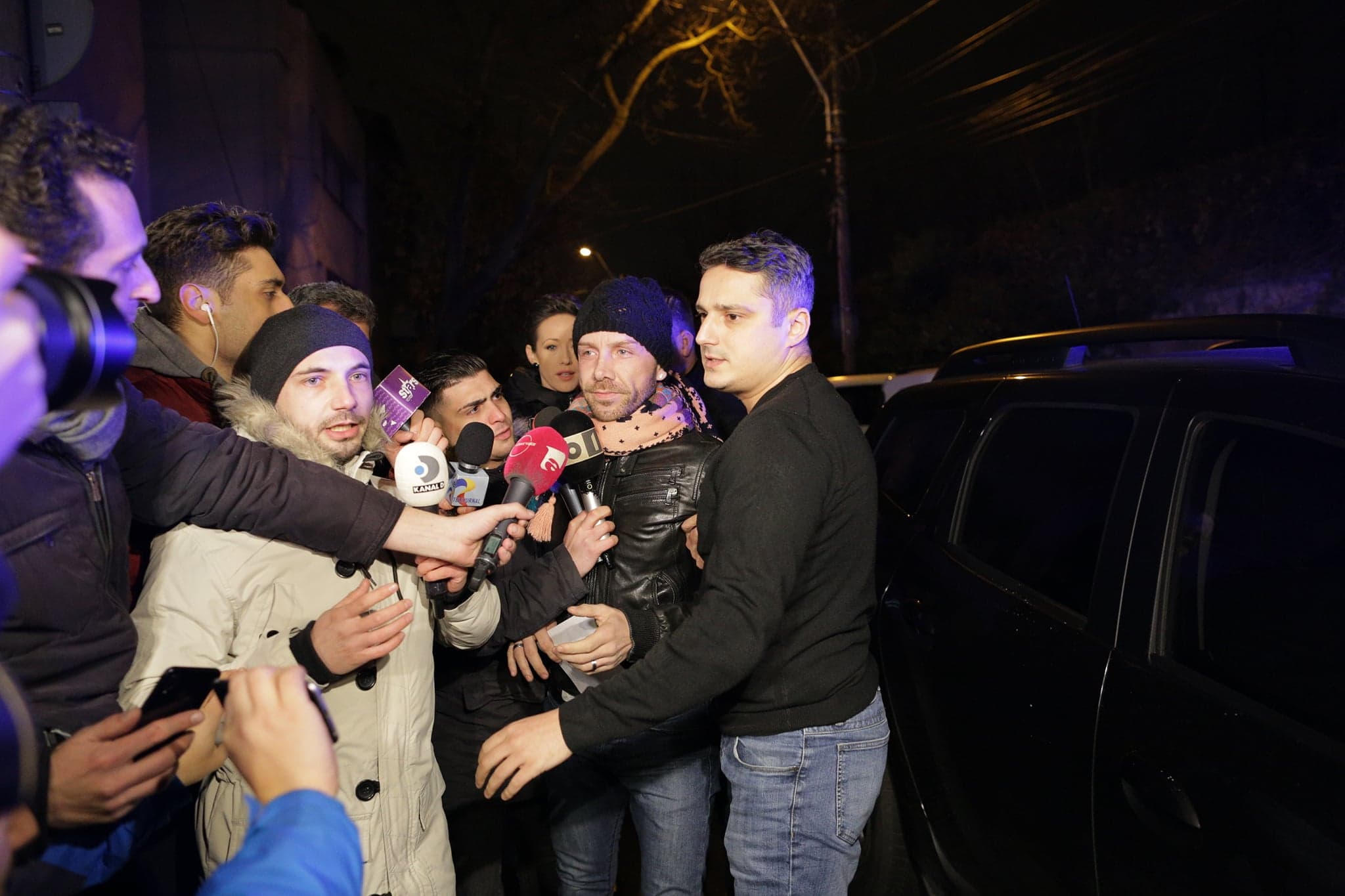 FOTO& VIDEO | Medicul fals Matteo Politi a fost reținut pentru 24 de ore. Primele imagini cu italianul, escortat de polițiști