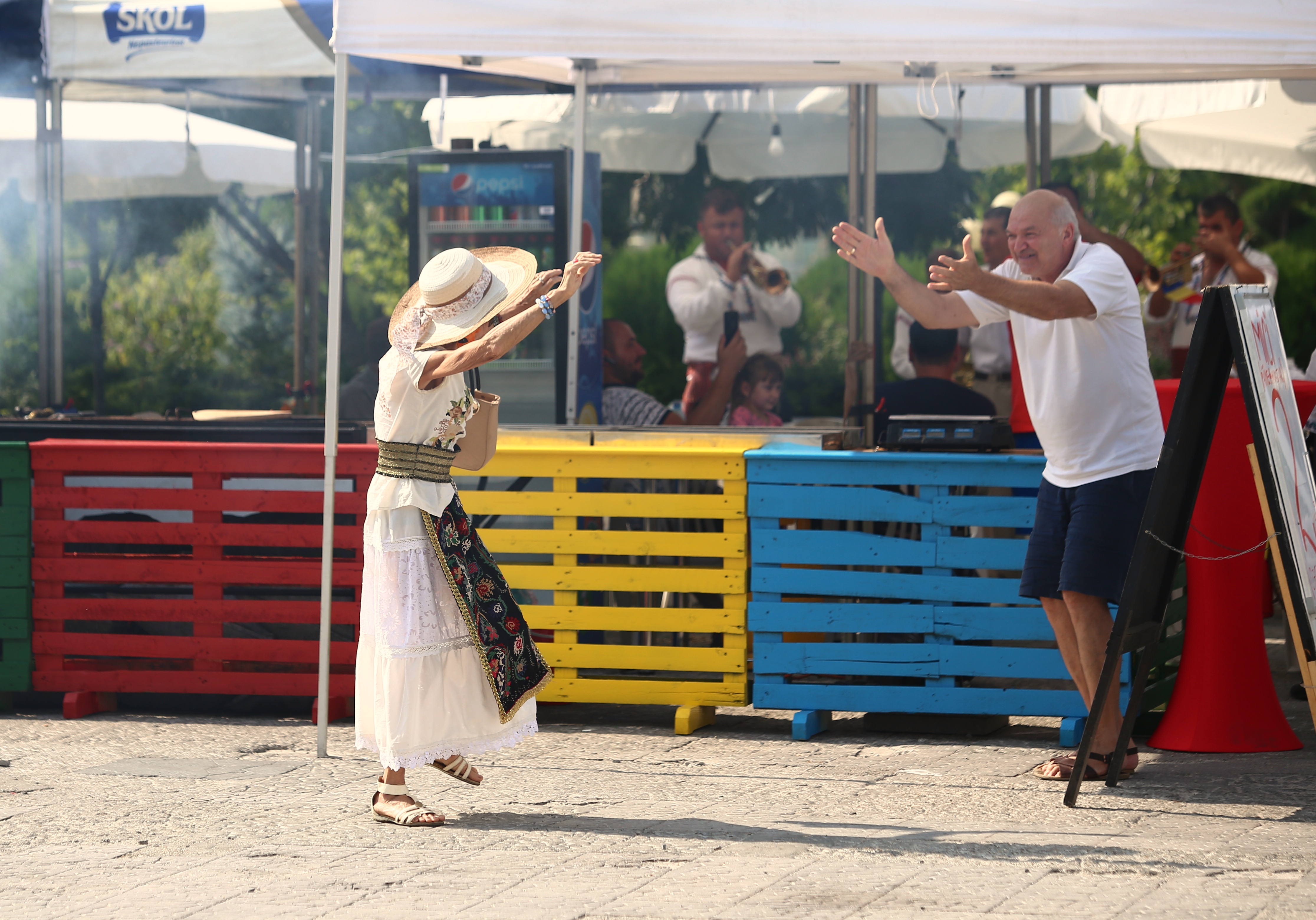 Zilele Alexandriei – "bâlci" sătesc cu mici, bere și produse contrafăcute - VIDEO&FOTO