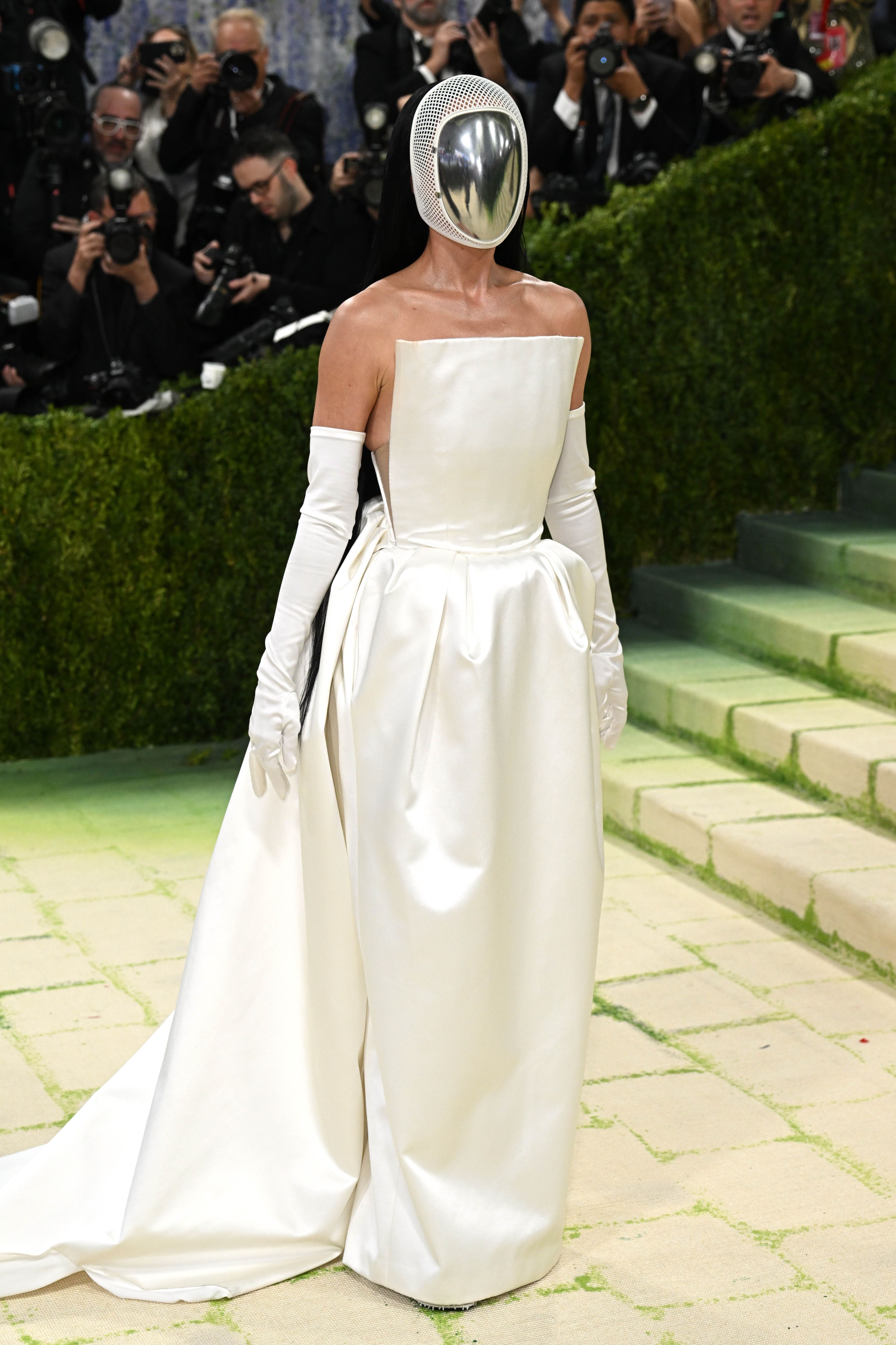 Vedete pe „covorul pietruit” la Met Gala 2026. De la rochii impresionante la alegeri controversate