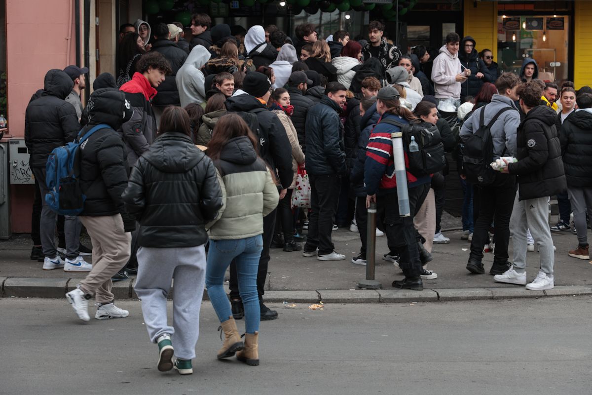 Noi cozi la un fast-food din București, unde Dorian Popa a anunțat că dă șaorma gratis