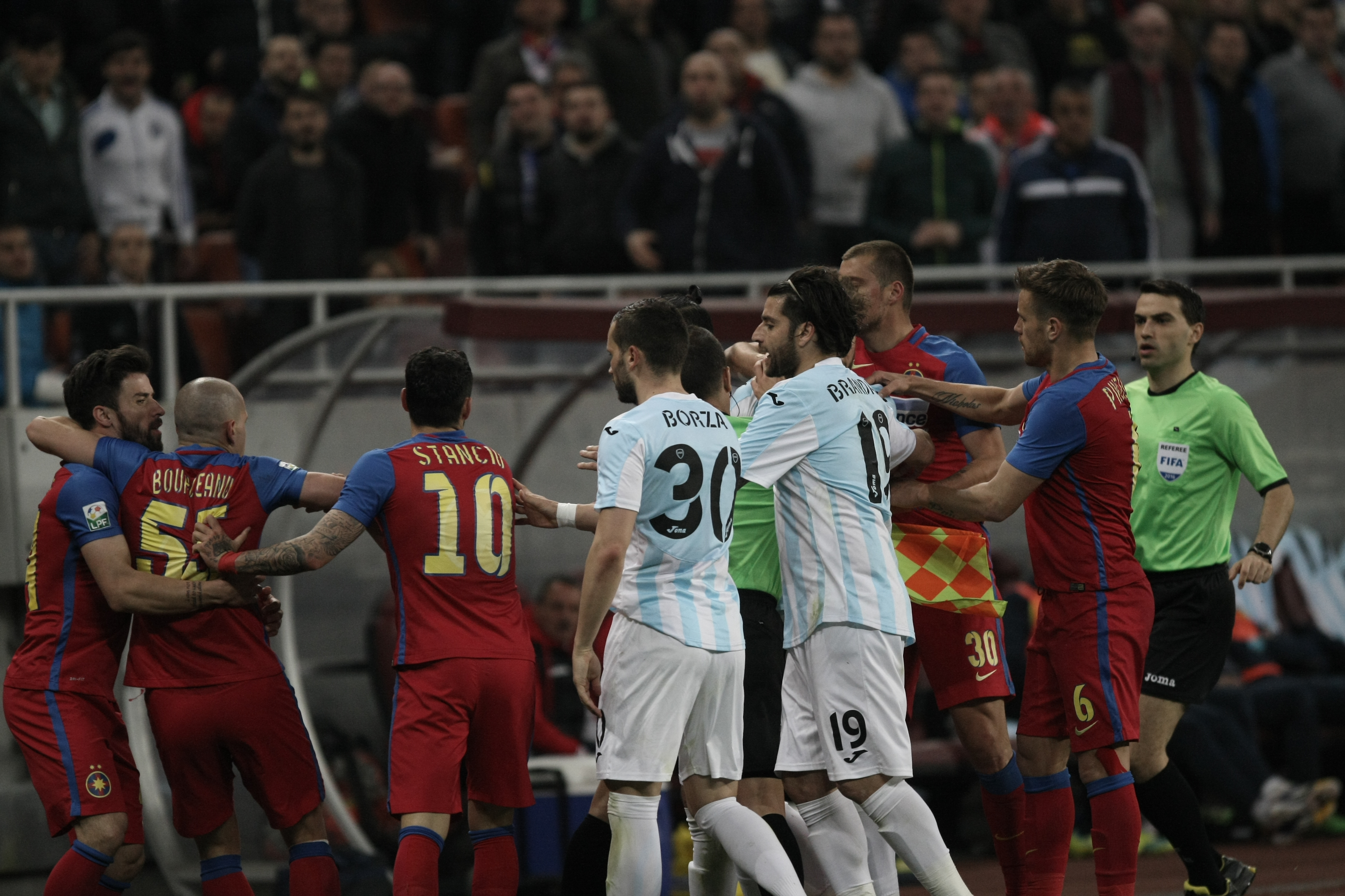 Crăciunescu, revoltat că stewarzii au intrat pe teren la meciul Steaua - ASA: ”Ce facem, aducem trupele speciale?” | GALERIE FOTO