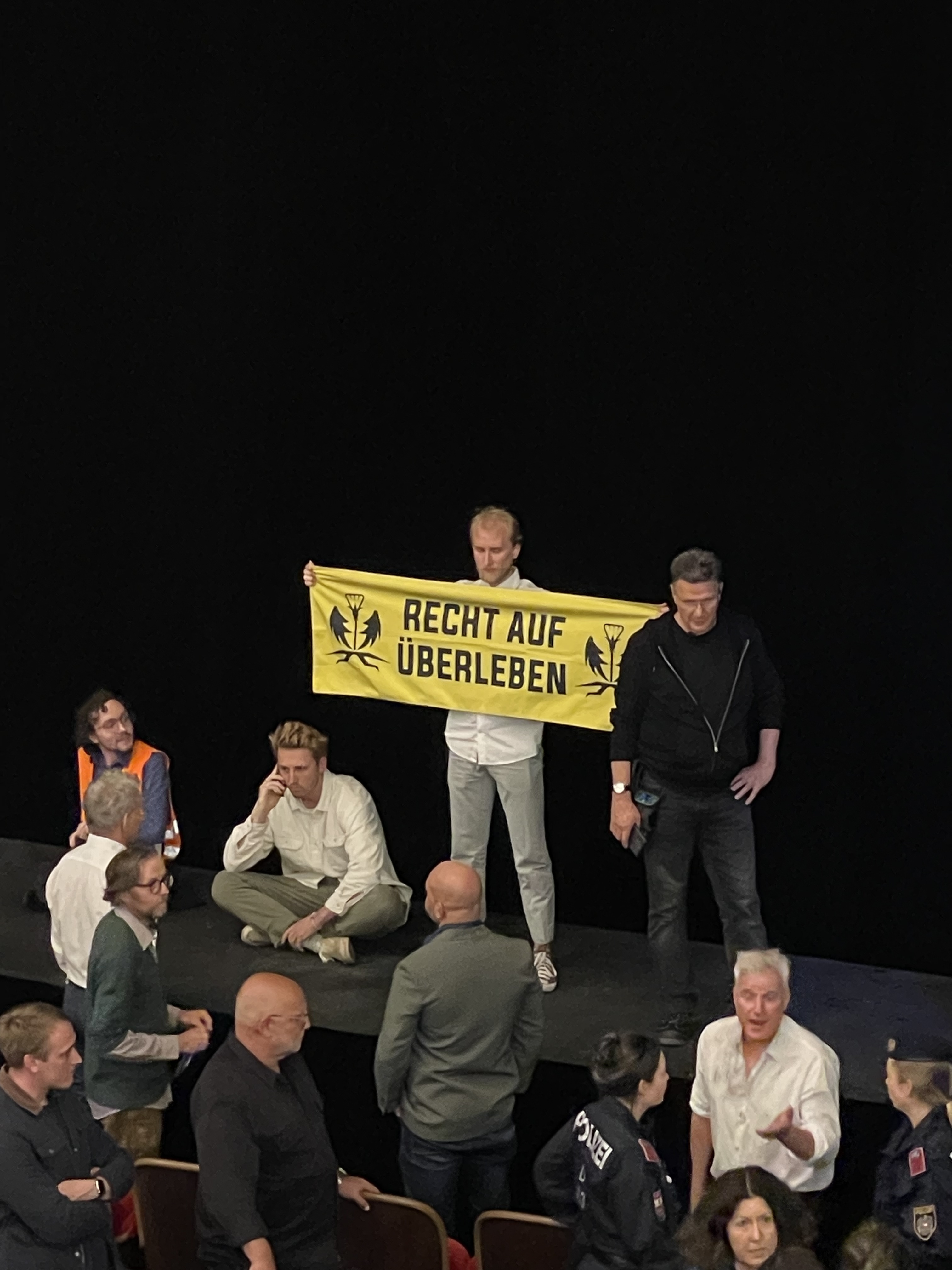 Activiștii pentru climă au intrat în teatrul vienez Burgtheater, în mijlocul piesei Faust de Goethe: „Pentru dreptul la supraviețuire!” | VIDEO