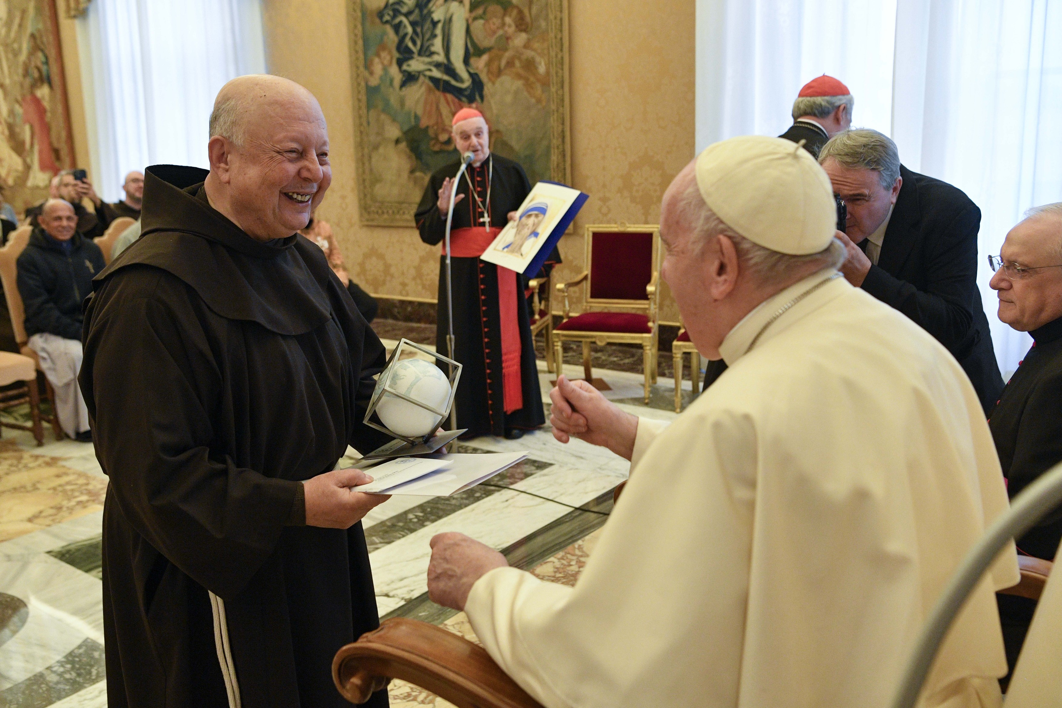 Papa Francisc a sărutat mâna unui bărbat fără adăpost, în ziua când a împlinit 86 de ani
