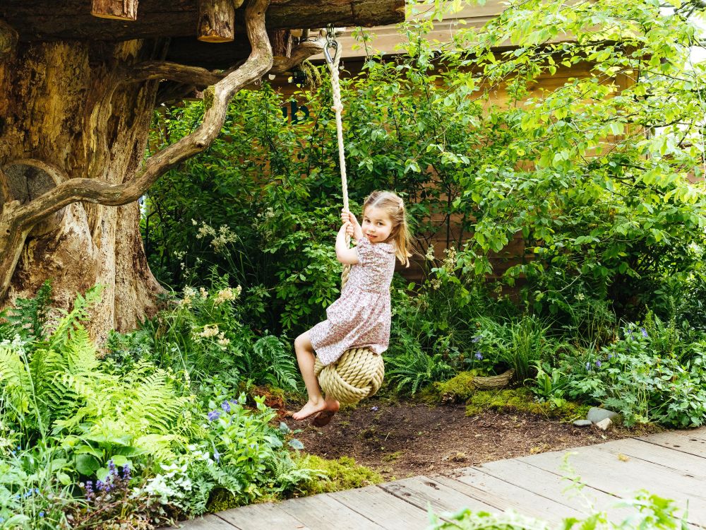 Kate Middleton, fotografii adorabile de familie în grădina pe care a decorat-o. Cum s-a distrat în natură Ducesa de Cambridge, alături de Prințul William și de cei trei copii / FOTO&VIDEO