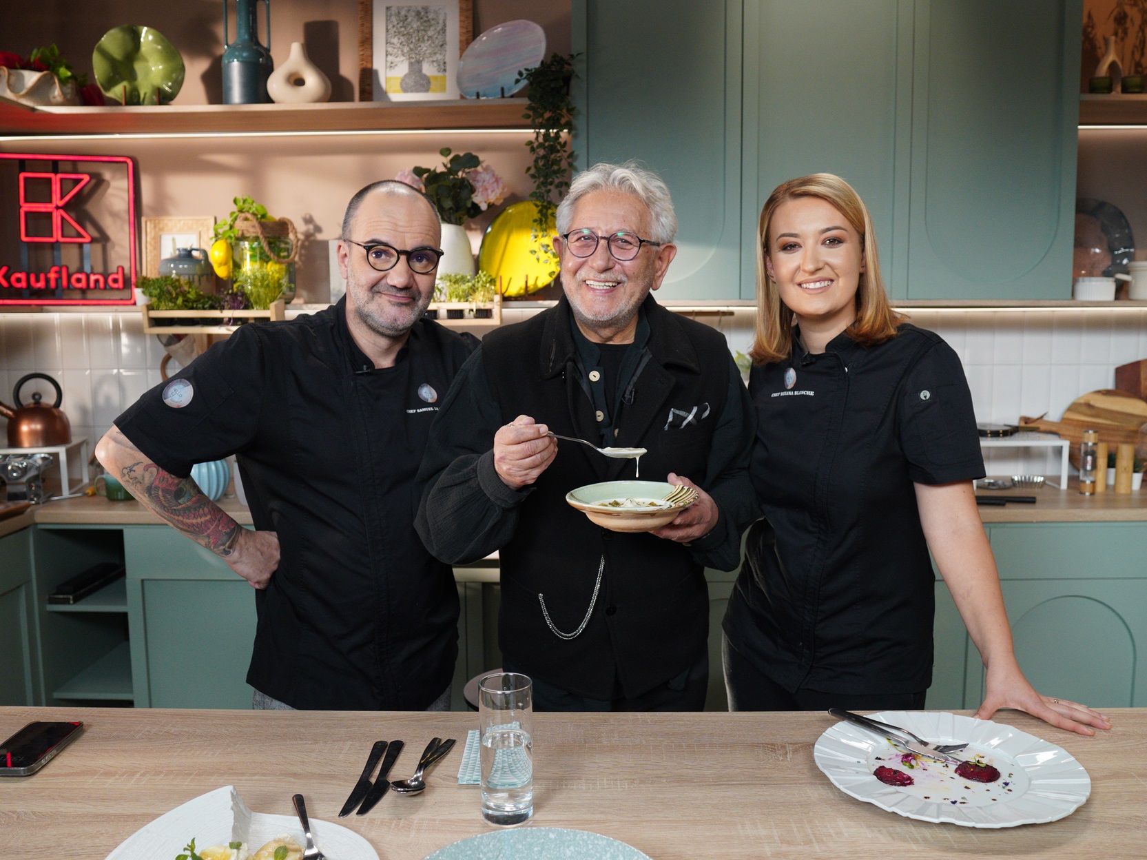 Hello Chef sezonul 9 revine la Antena 1, din 22 februarie. Ce invitați vor avea Chef Roxana Blenche și Chef Samuel le Torriellec