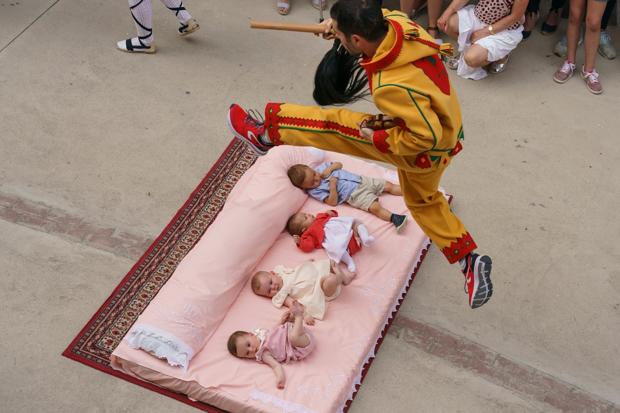 Cele mai ciudate festivaluri din lume. De la căratul soției în spate, săritul peste bebeluși, la alergatul la vale după roți de cașcaval