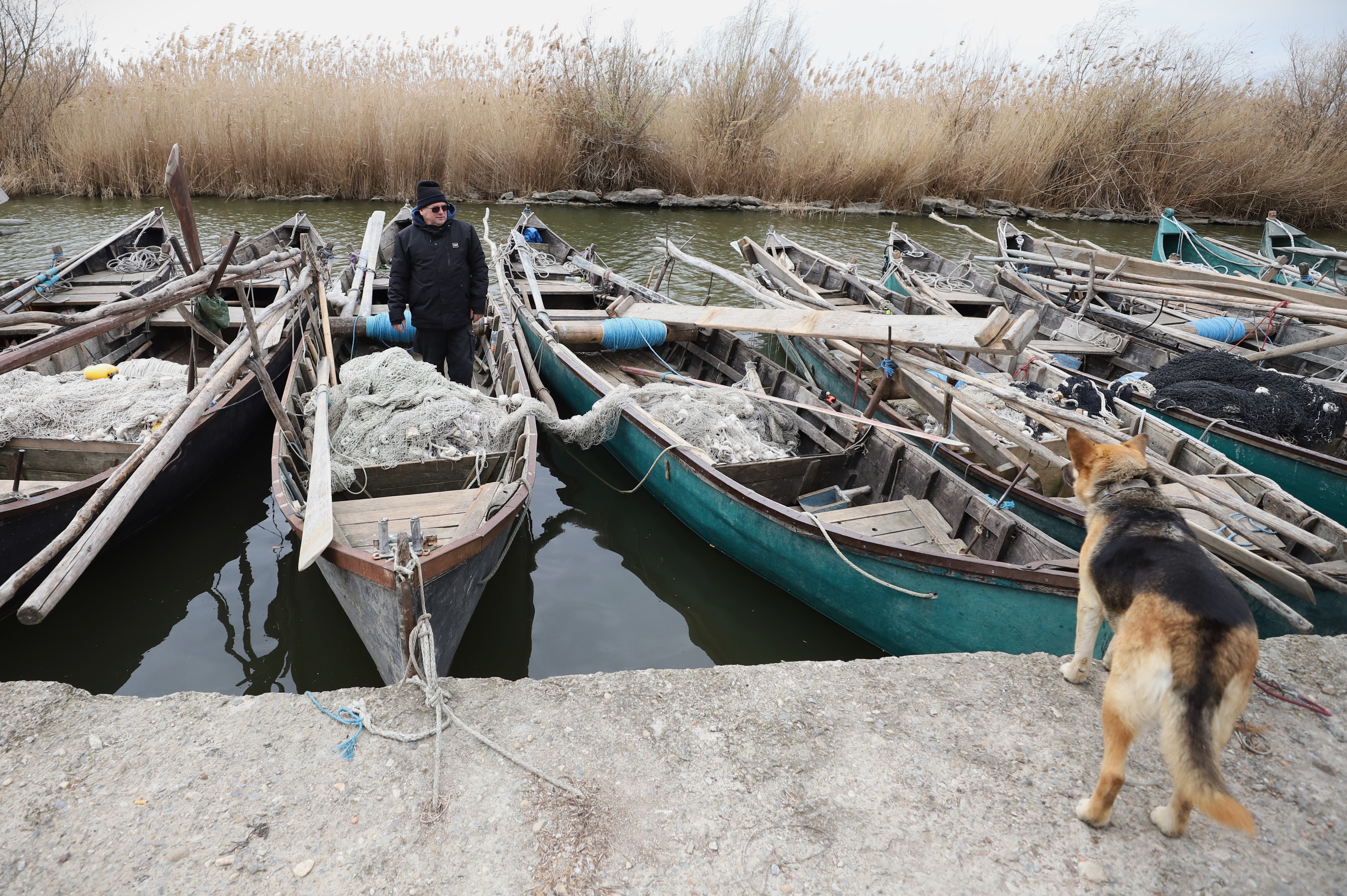Pescarul și câinele său. Povestea unui lipovean care a trăit mai mult pe apă decât pe pământ și care știe cum se gătește ciorba de pește pe barcă