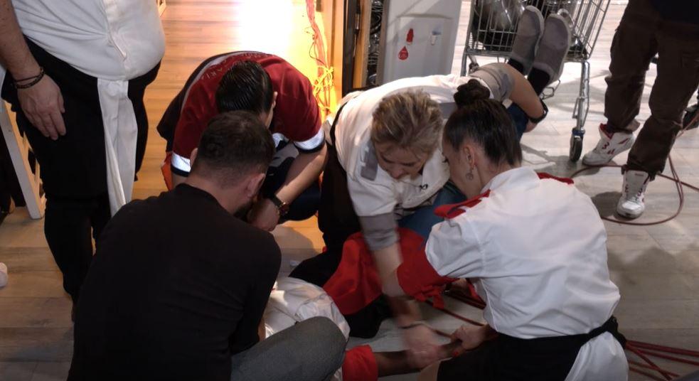 O concurentă a leșinat la „Chefi la cuțite”. Medicii au intervenit imediat: „Mi s-a făcut rău, s-a adunat oboseala”