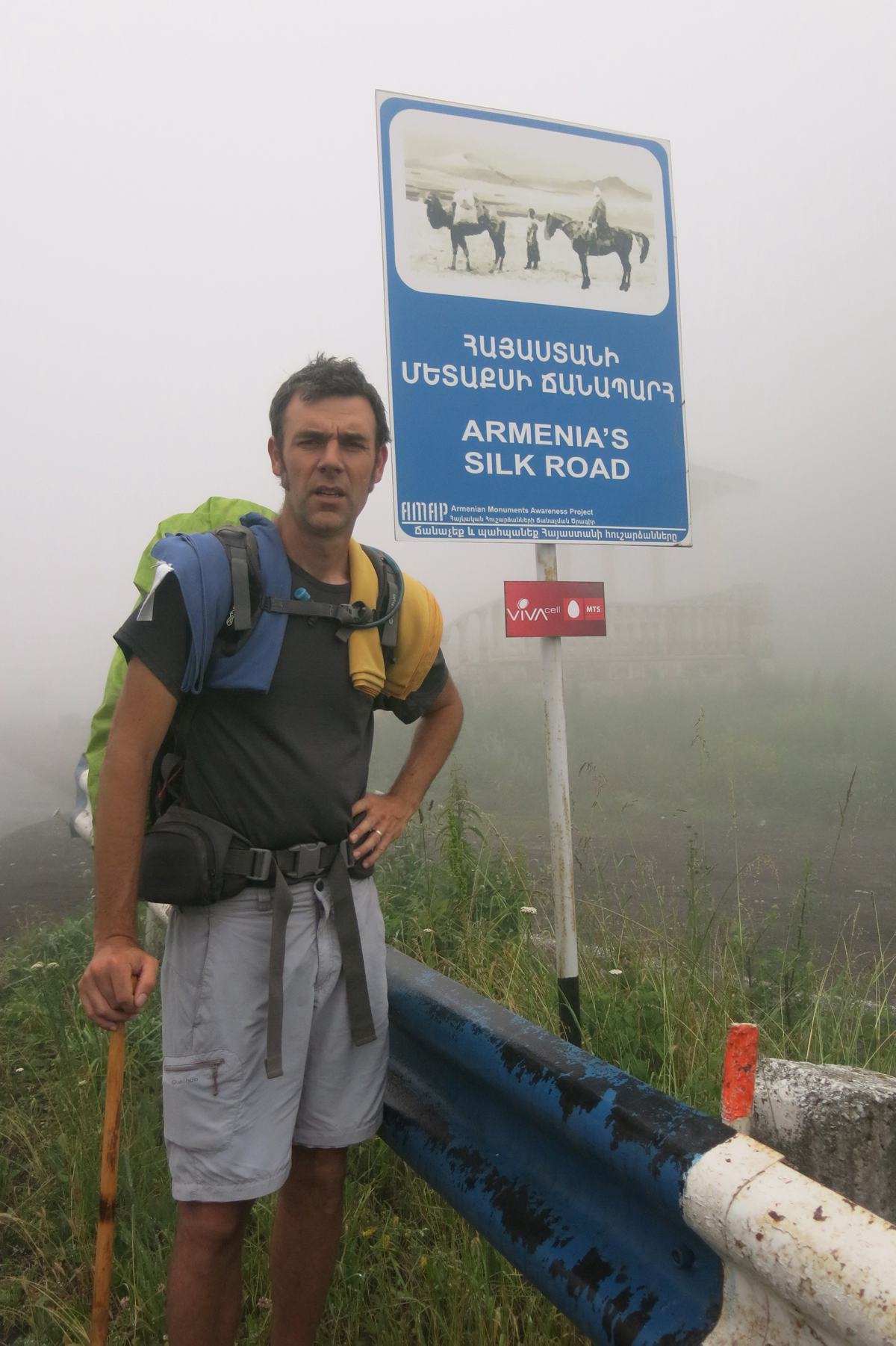 Aventura unei românce și a soțului ei francez care străbat lumea pe jos cu 30 de lei pe zi: atacați de câini în Turcia, cu copilul în „rucsac” prin Africa: „A fost o expediție de nebuni”