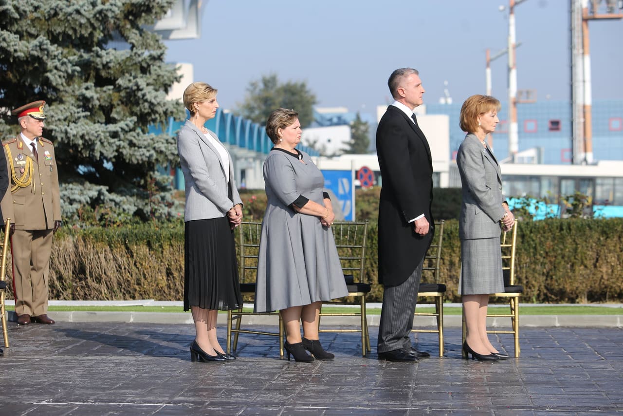 Regina-Mamă Elena, alături de fiul ei, regele Mihai. Sicriul cu rămășițele pământești a ajuns la Curtea de Argeș