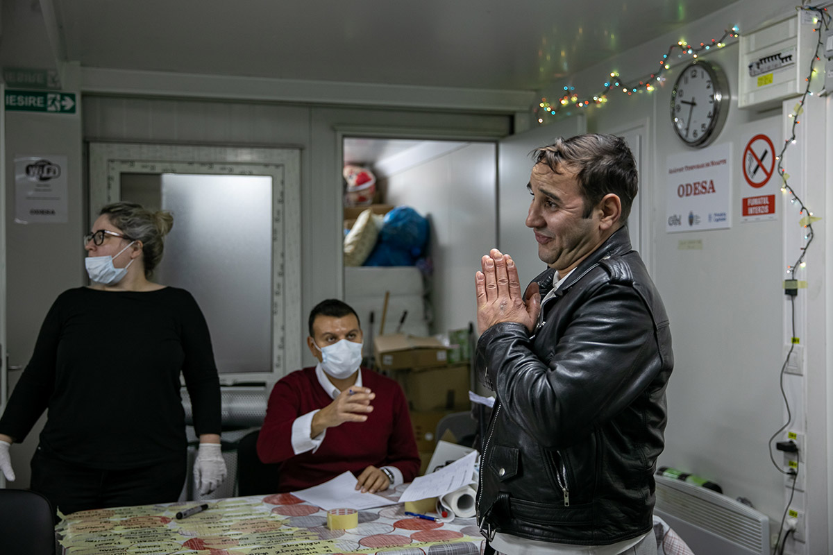 Cum e noaptea dintre ani pentru oamenii fără adăpost,  care abia își duc zilele. Revelion cu urme de artificii pe cer și o felie de tort de ciocolată