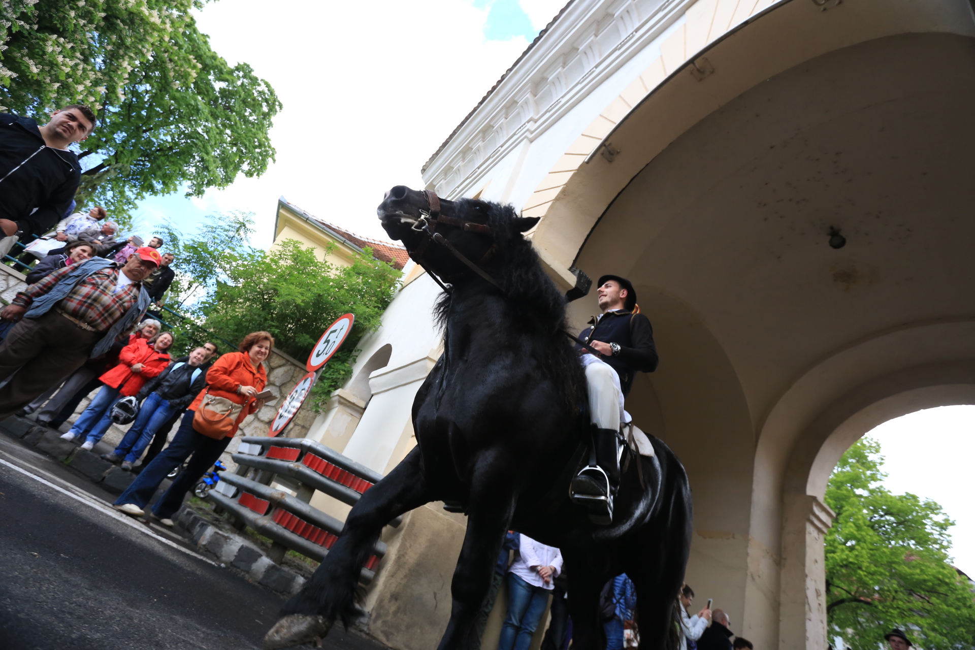 Mii de oameni au asistat la Parada Junilor la Brașov | GALERIE FOTO