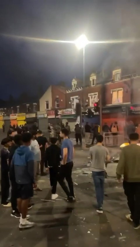 Revoltă în Leeds, după ce autoritățile britanice au încercat să preia copiii unei familii de români. „Răstoarnă mașina! Să vină mascații de la București!”. Precizările MAE