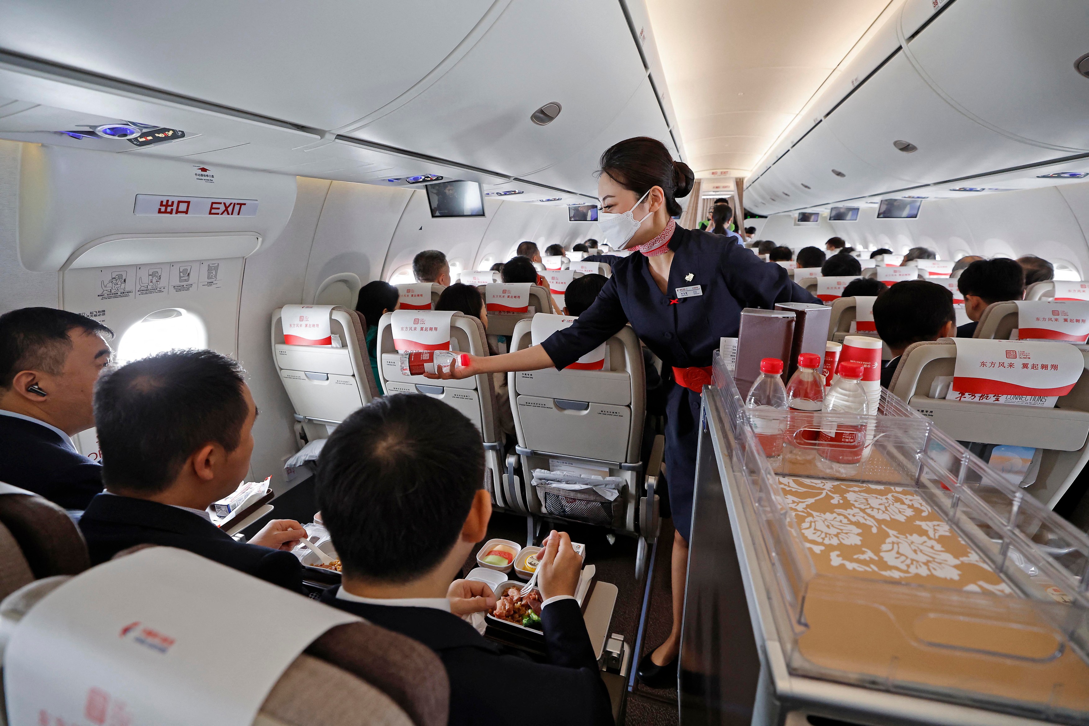 Primul avion de linie al Chinei, C919, a efectuat zborul comercial inaugural. Aeronava este menită să concureze cu modelele Boeing și Airbus
