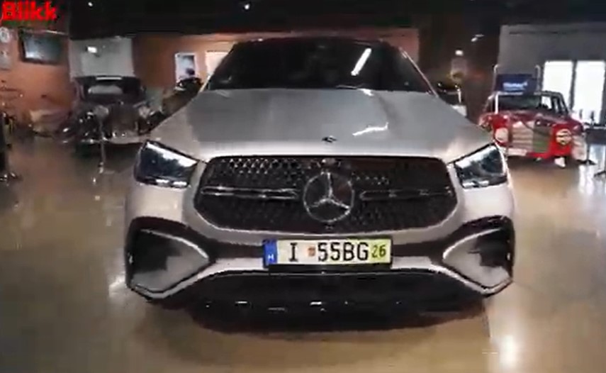 Így fér bele Palik László egy Mercedes csomagtartójába