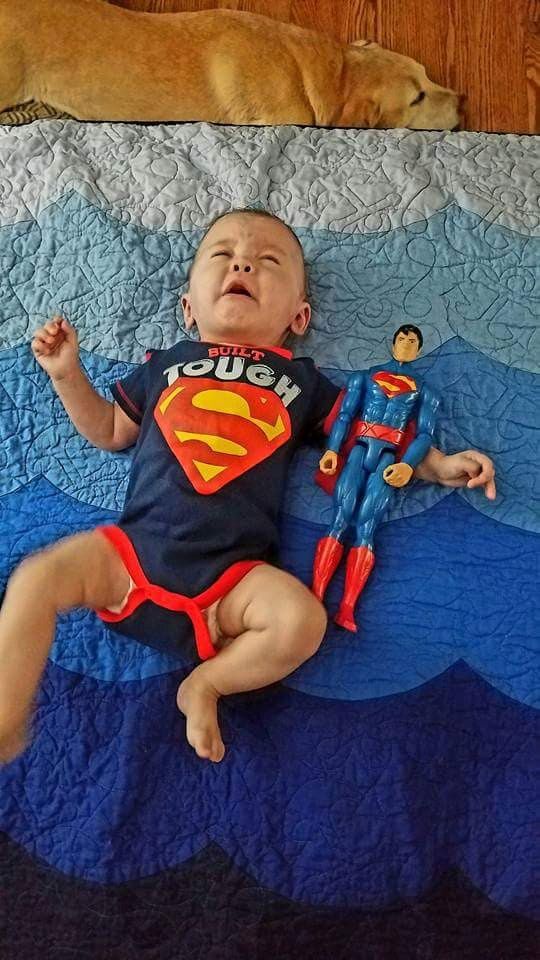 Povestea băieţelului care la naştere era cât o figurină Superman. Medicii nu i-au dat șanse de supraviețuire
