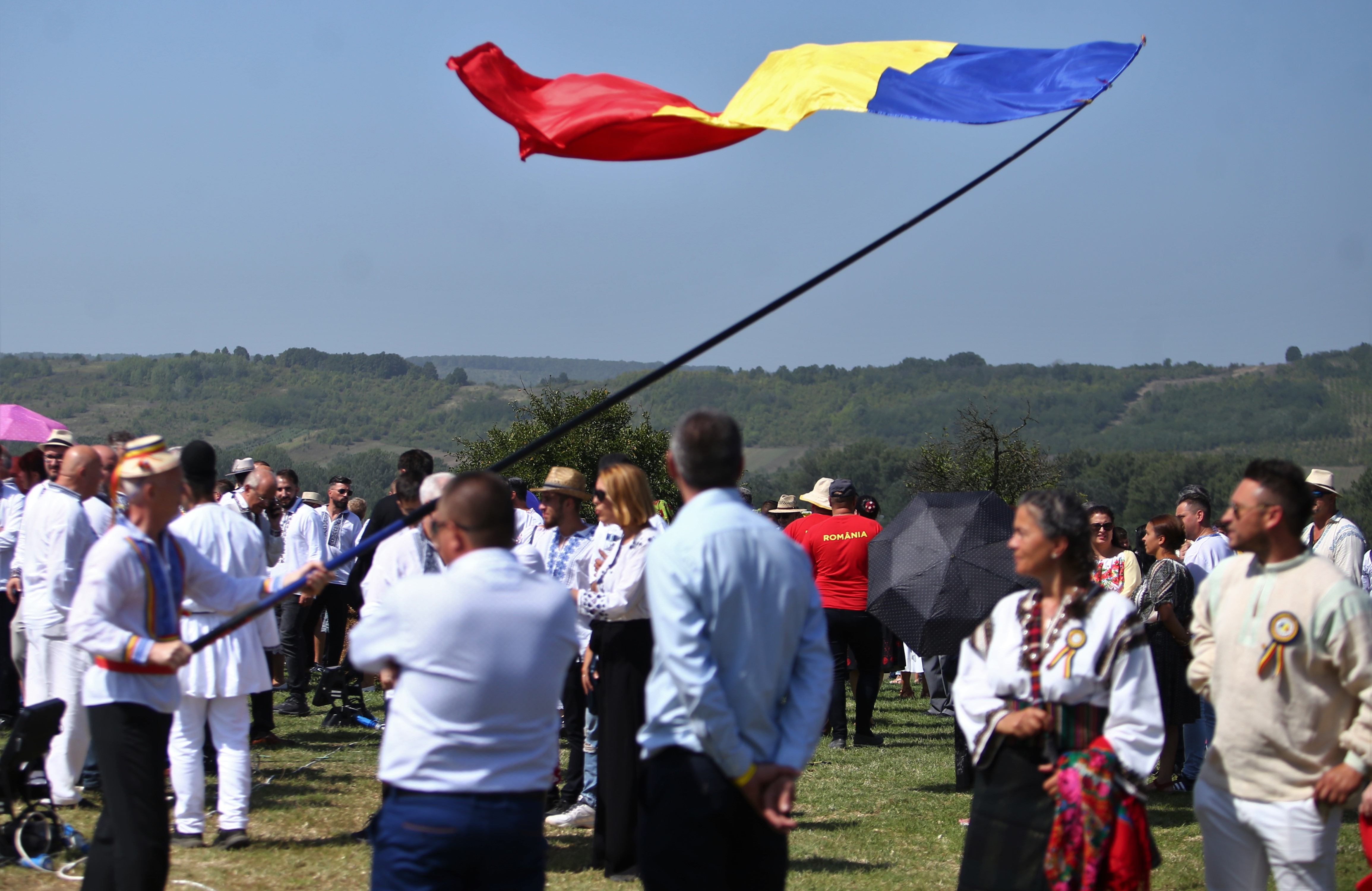 O mireasă și două nunți. Cum a petrecut poporul în vale, iar ceilalți invitați, în deal, la căsătoria „domnului AUR”, George Simion