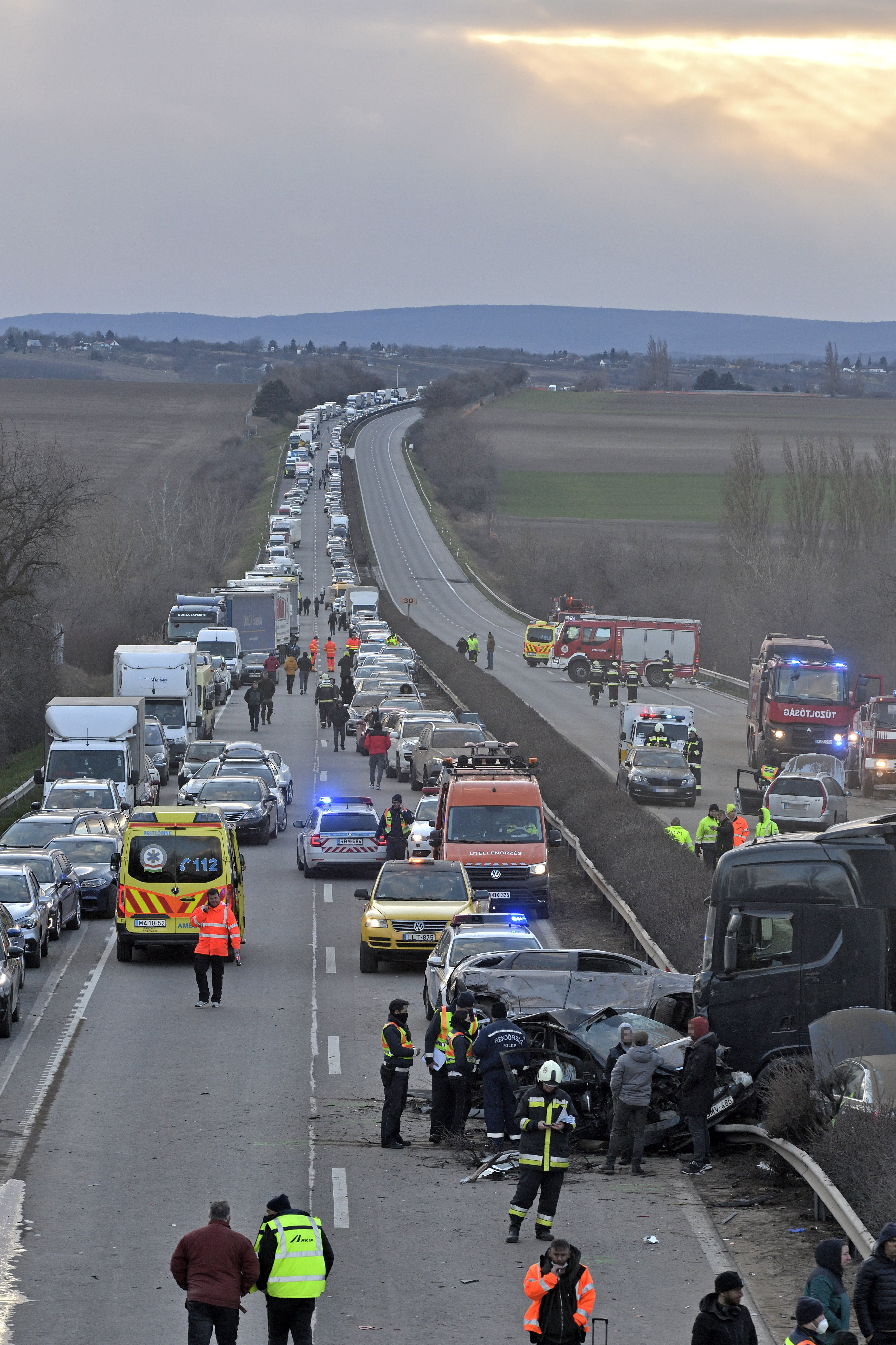 Imagini de la locul accidentului din Ungaria, unde 19 mașini și un camion au luat foc după impact. VIDEO