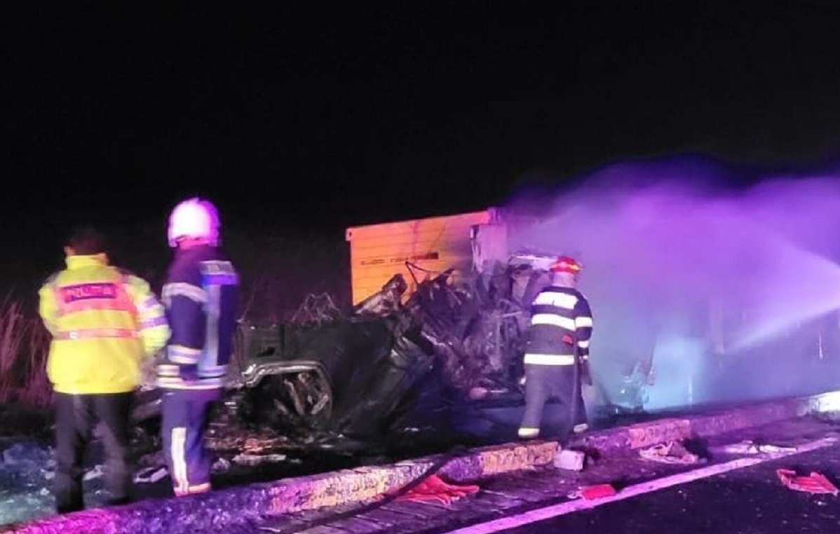 Un șofer de TIR a ars de viu, în Giurgiu, după ce două camioane s-au ciocnit violent și a rămas încarcerat în cabina răsturnată