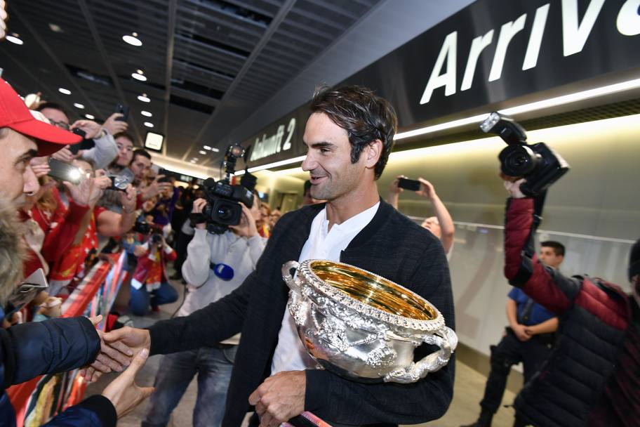 Federer s-a întors acasă. La aeroport, a făcut baie de mulțime. Revine pe teren peste o lună / GALERIE FOTO