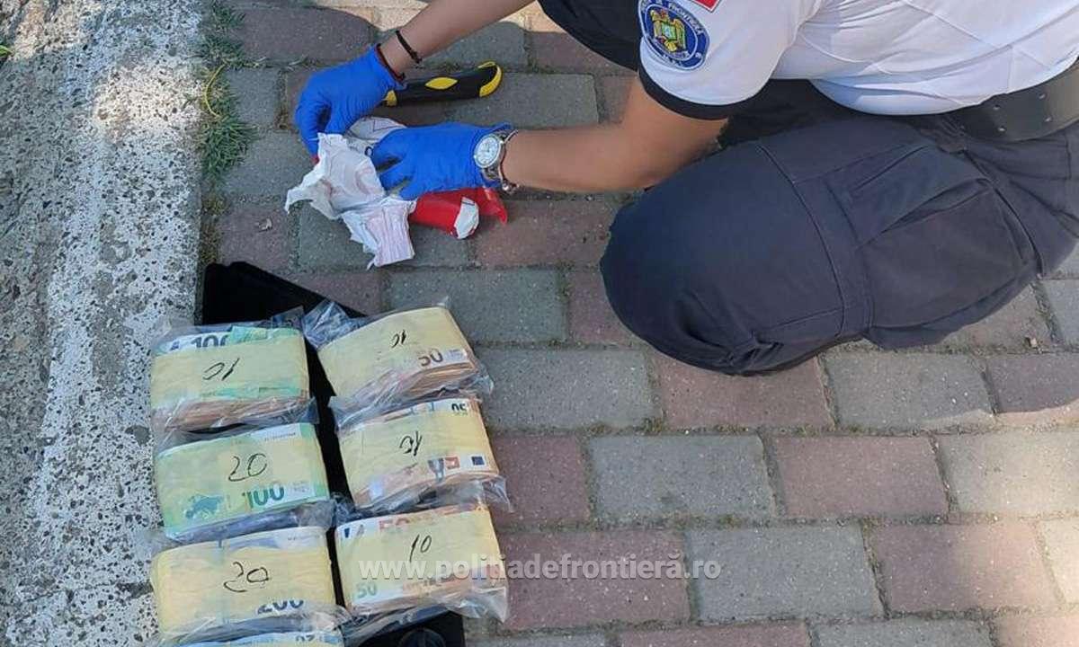 Un șofer ucrainean a vrut să iasă din România cu 343.700 de euro și să intre cu ei în Bulgaria, ascunși în barele microbuzului pe care-l conducea