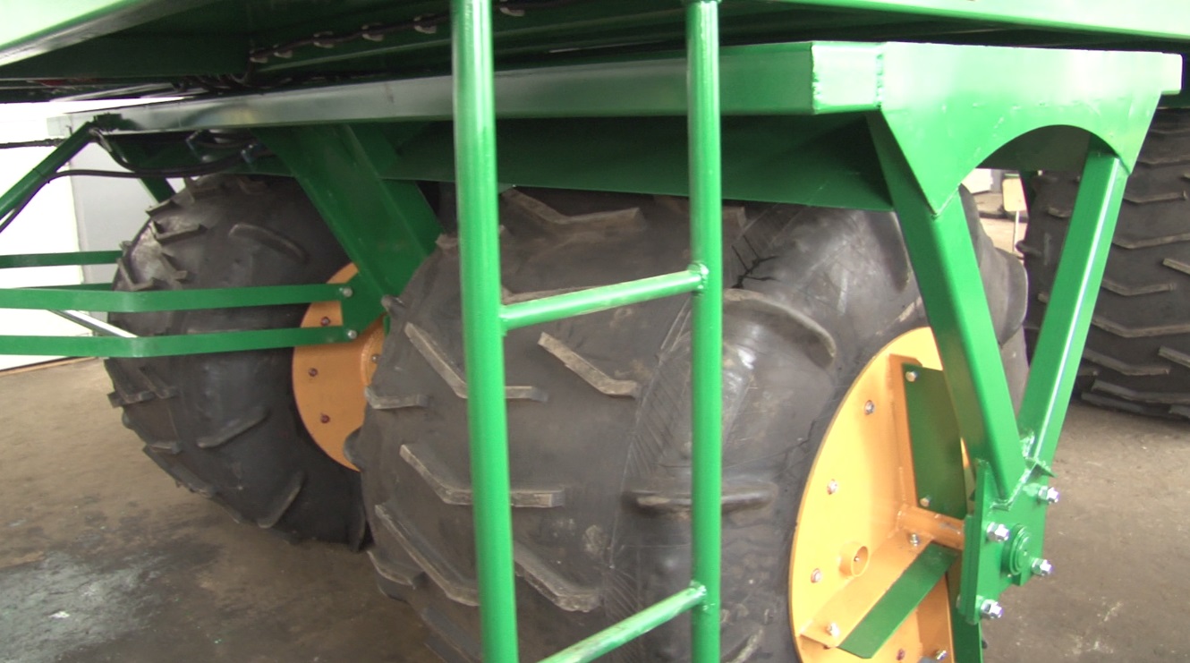 VIDEO/ Invenție românească. Tractorul care omoară buruienile cu apă chioară