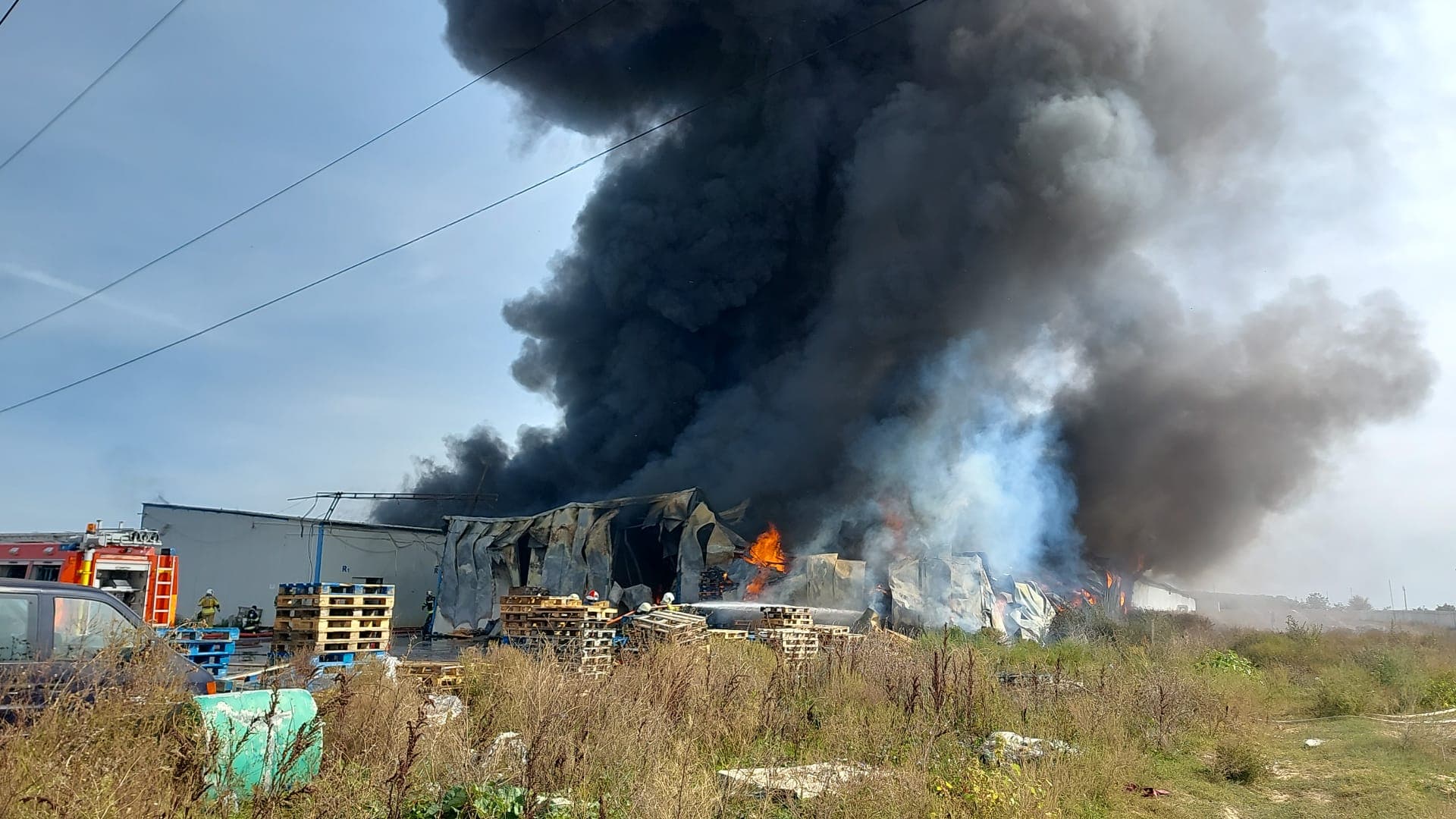 Incendiul din Voluntari, localizat după patru ore. Două hale au fost cuprinse de flăcări, sunt afectați 5.000 mp