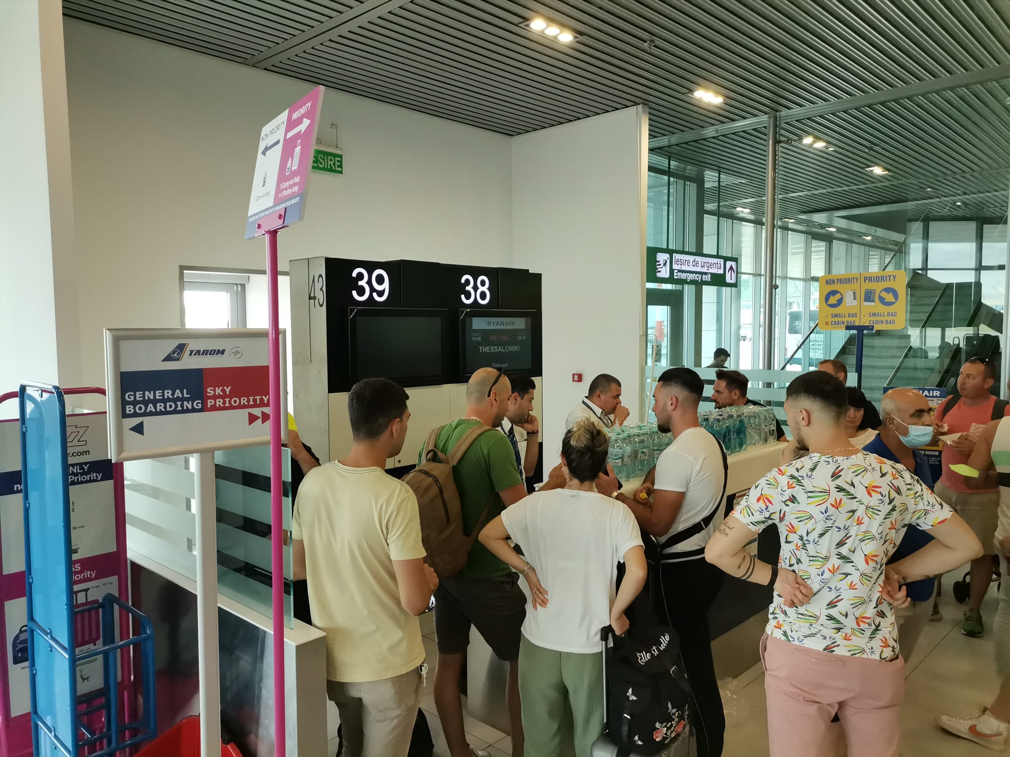 Întârziere de 10 ore pentru o cursă Otopeni-Salonic. Ce explicație au reprezentanții aeroportului pentru pasageri