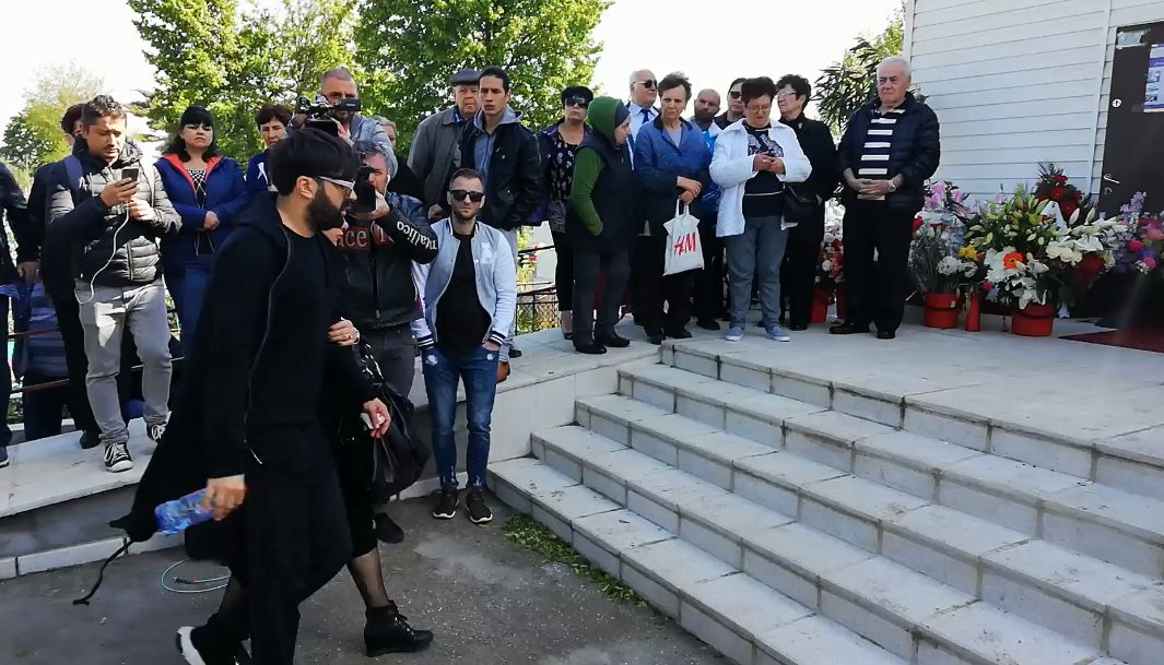 UPDATE | Răzvan Ciobanu, condus pe ultimul drum. Creatorul de modă a fost înmormântat | VIDEO