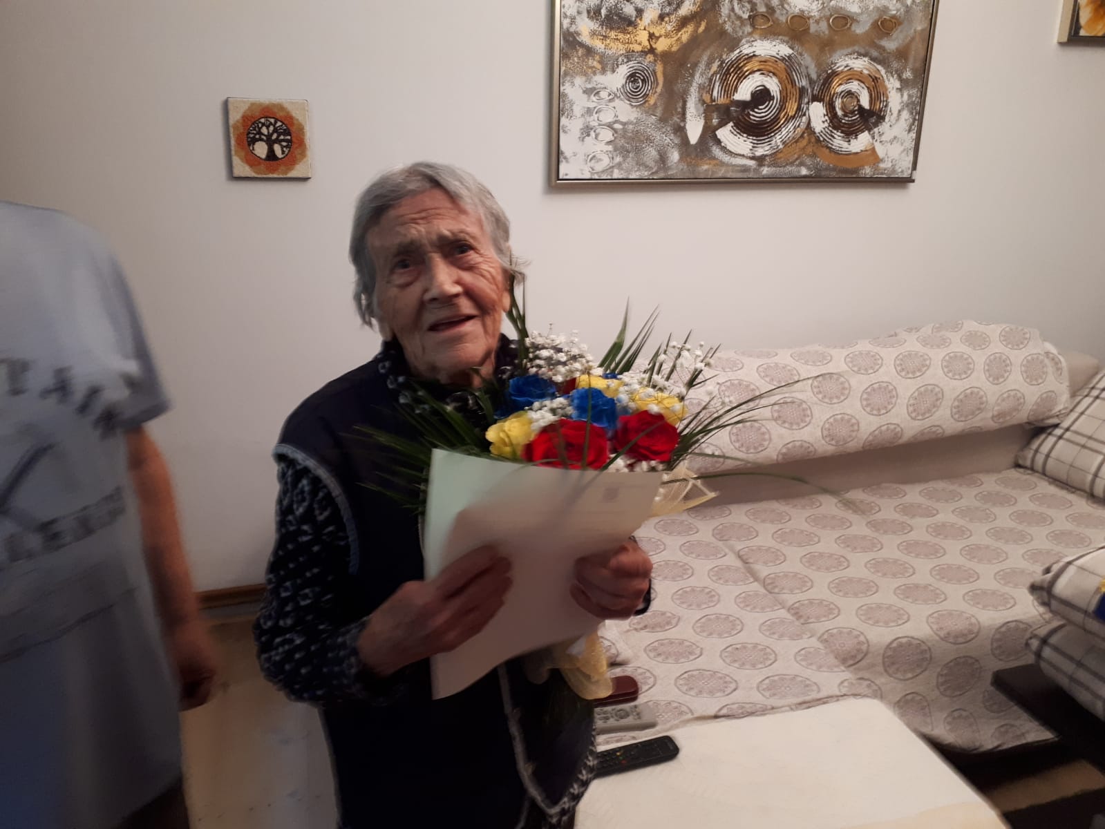Două braşovence care au împlinit 100 de ani s-au trezit cu poliţia, pompierii şi jandarmii la uşă. Aceştia le-au adus flori şi un tricolor/ FOTO