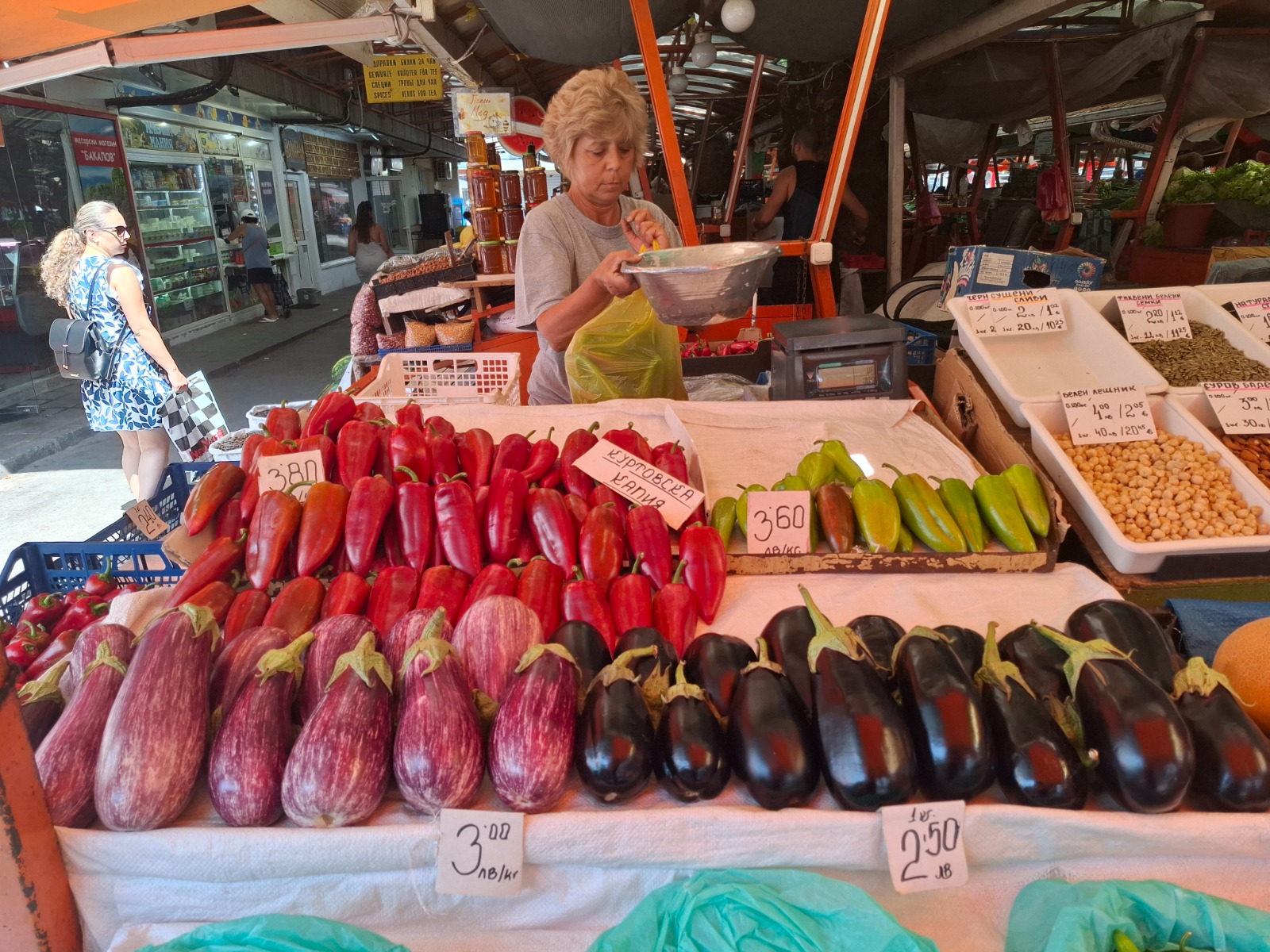 Experiment Libertatea. Cum sunt preţurile la alimente în Bulgaria faţă de România, în pieţe şi la hipermarket. Marile surprize de la raft
